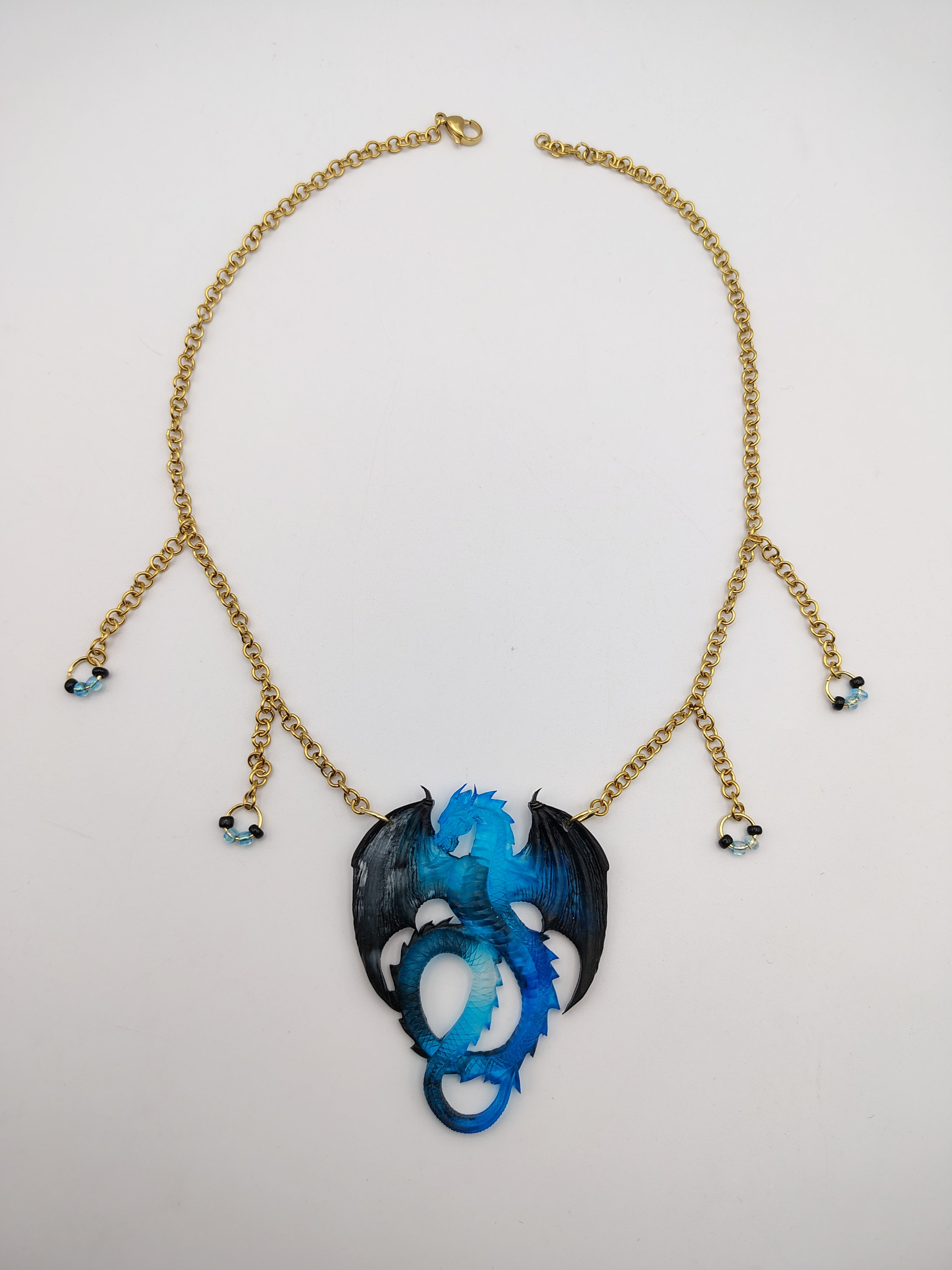 Collier Dragon en résine époxy fait main – Bijou fantasy artisanal