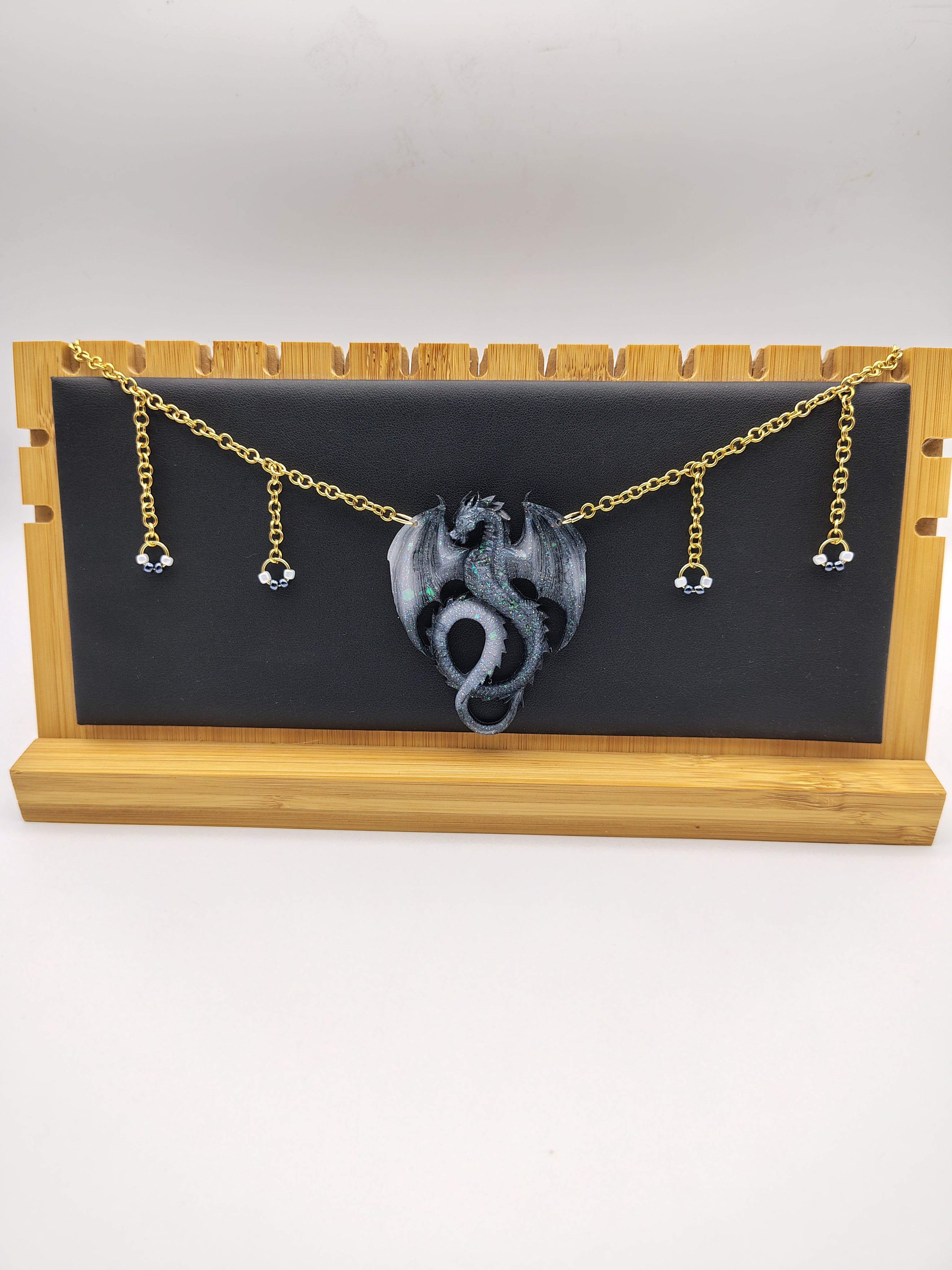Collier Dragon en résine époxy fait main – Bijou fantasy artisanal