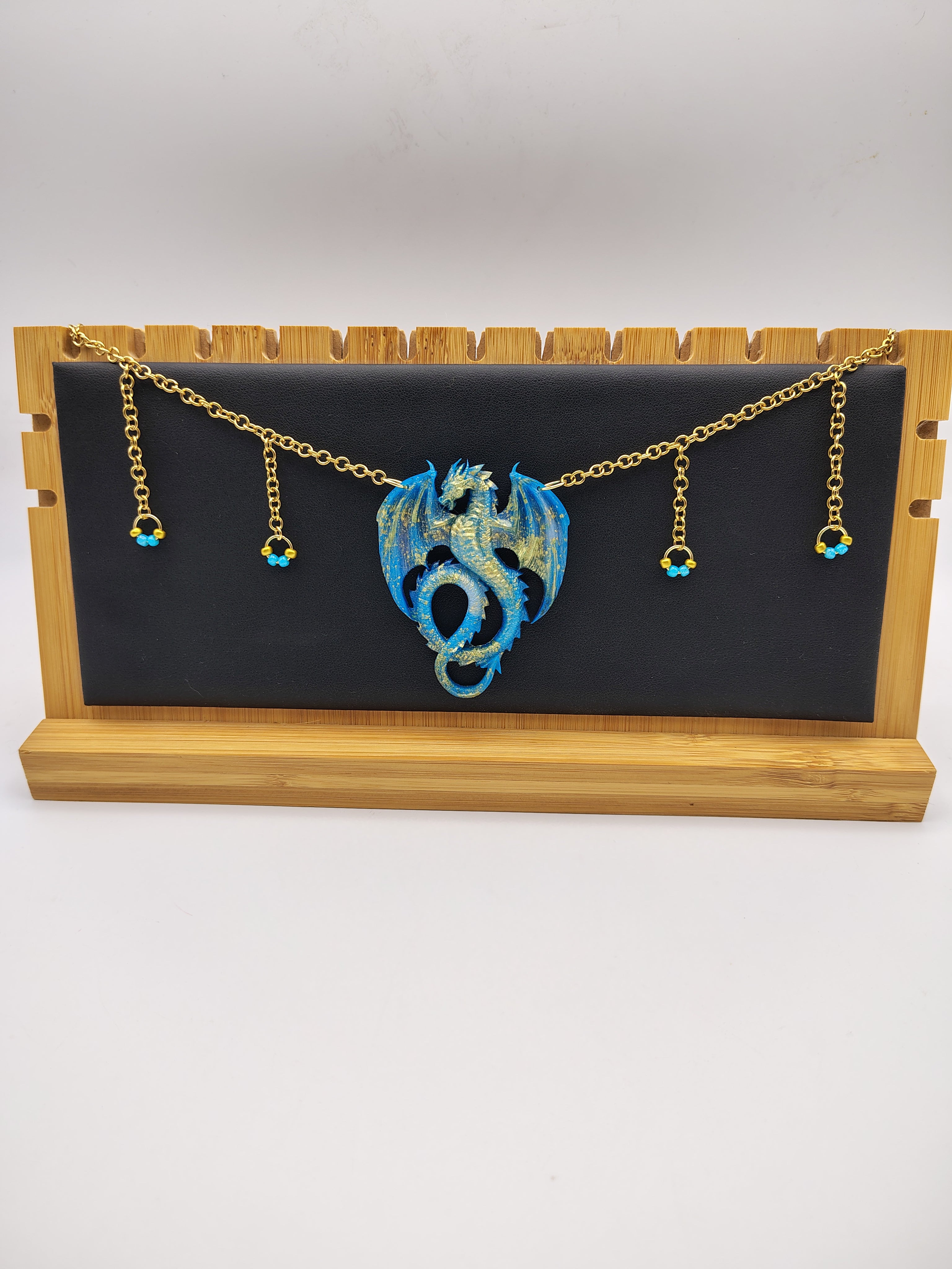 Collier Dragon en résine époxy fait main – Bijou fantasy artisanal