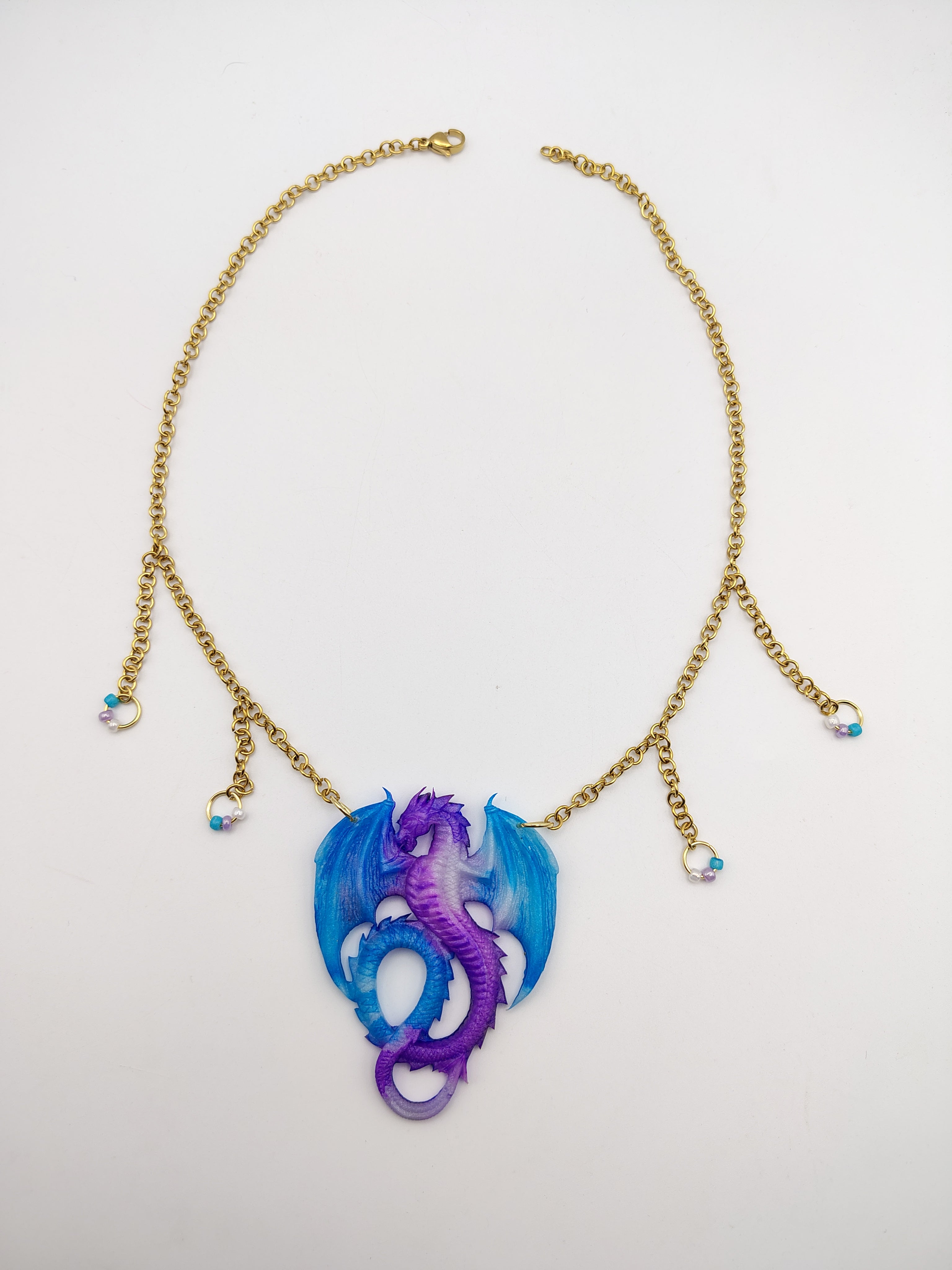 Collier Dragon en résine époxy fait main – Bijou fantasy artisanal