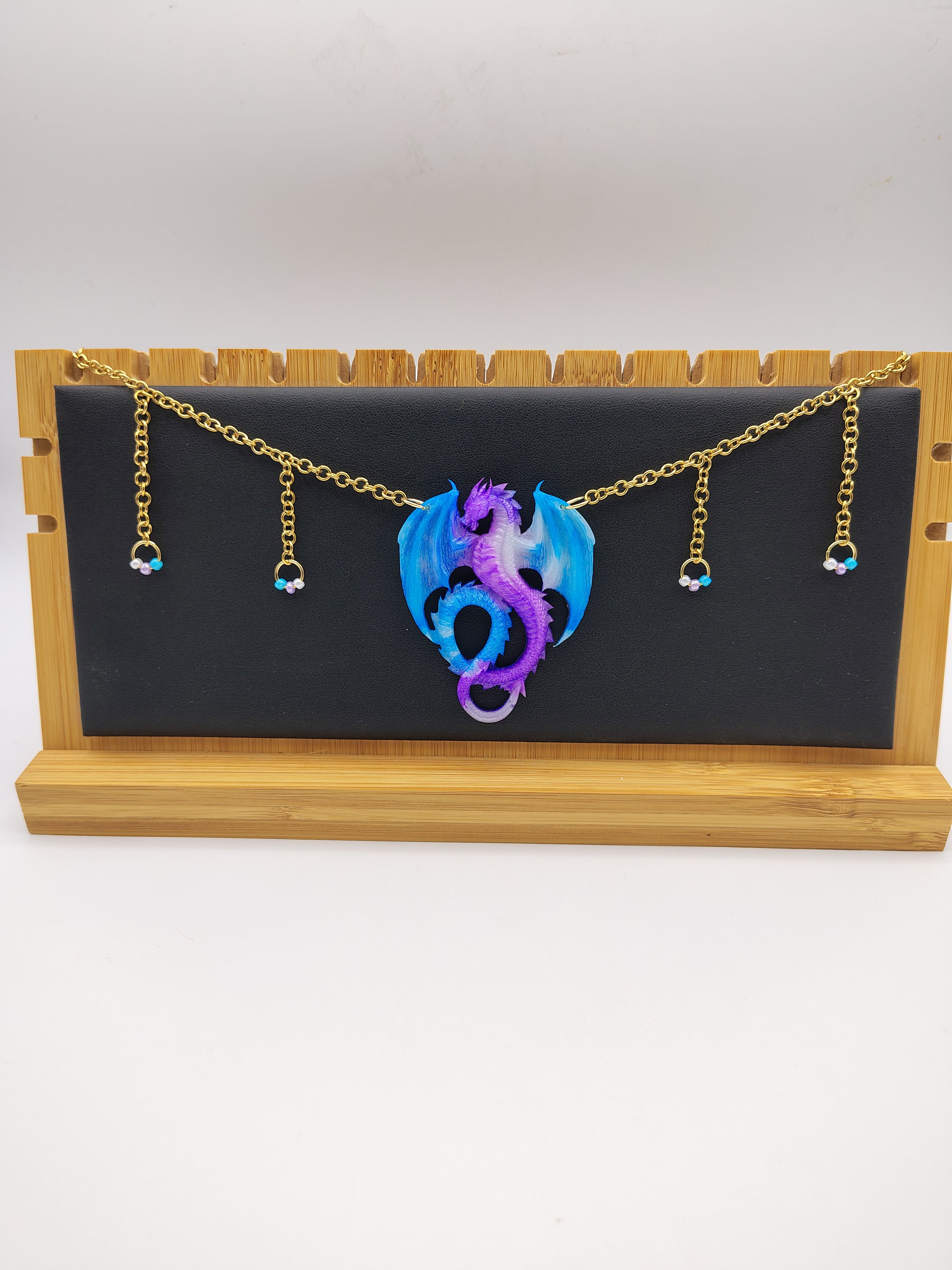 Collier Dragon en résine époxy fait main – Bijou fantasy artisanal