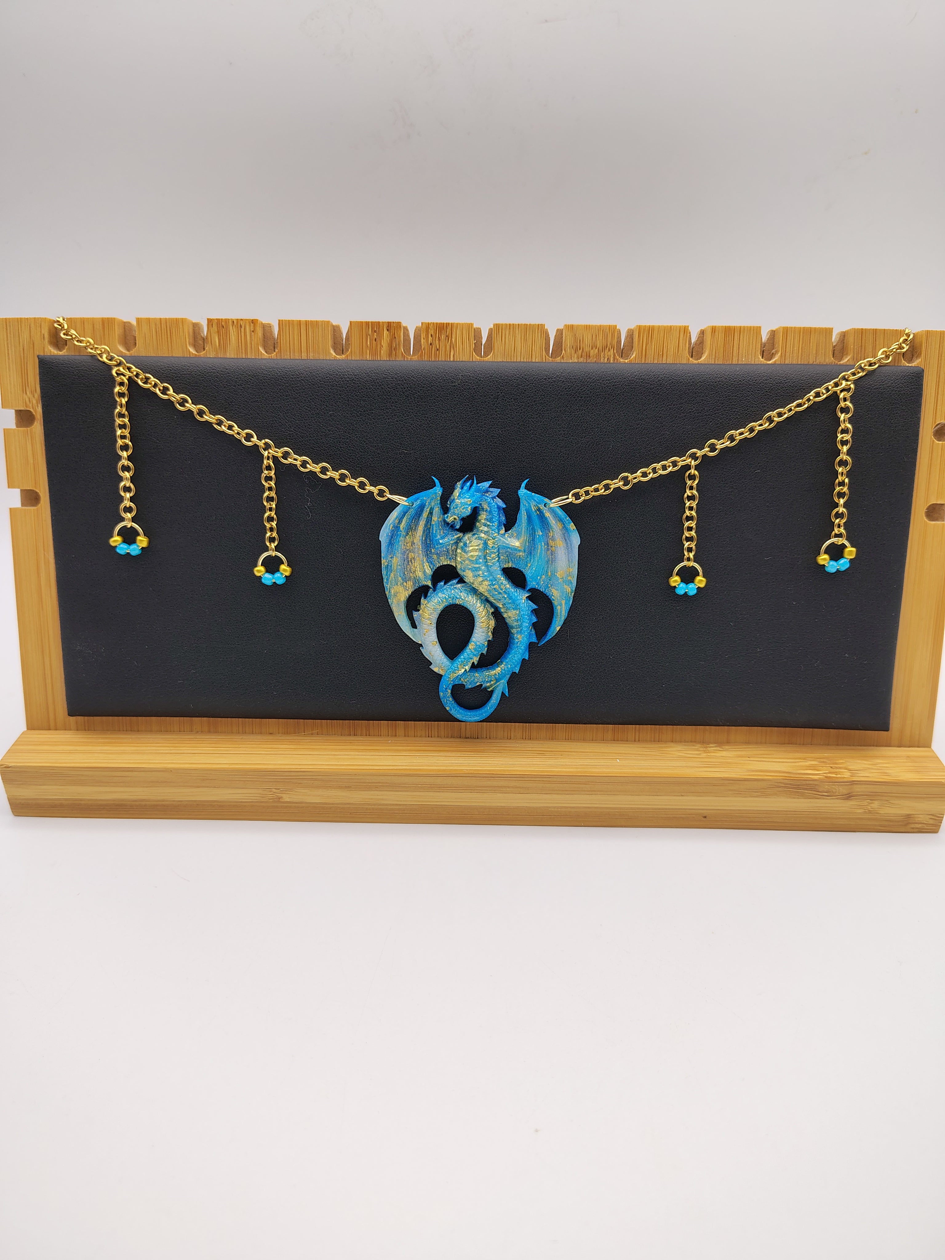 Collier Dragon en résine époxy fait main – Bijou fantasy artisanal