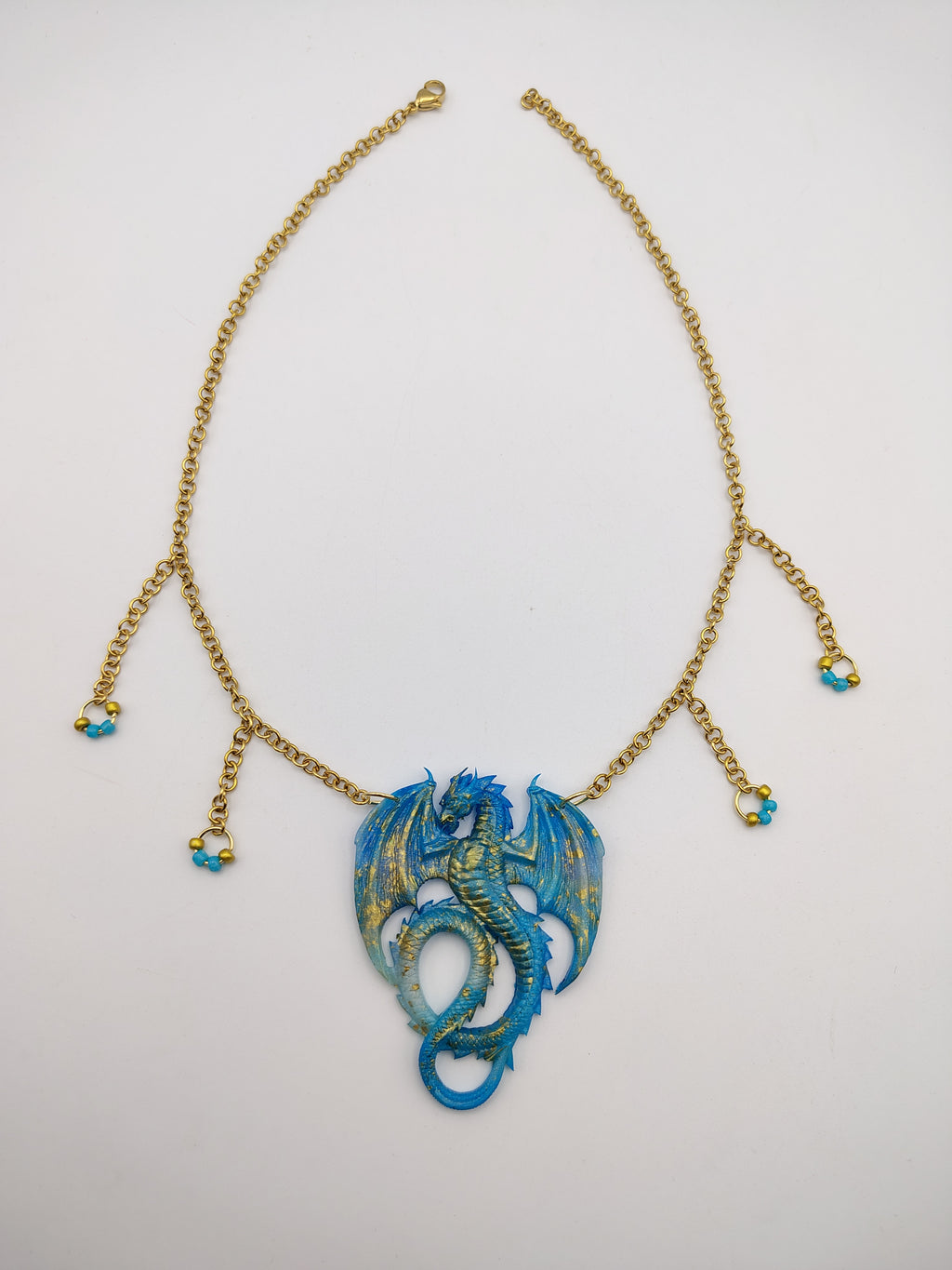 Collier Dragon en résine époxy fait main – Bijou fantasy artisanal