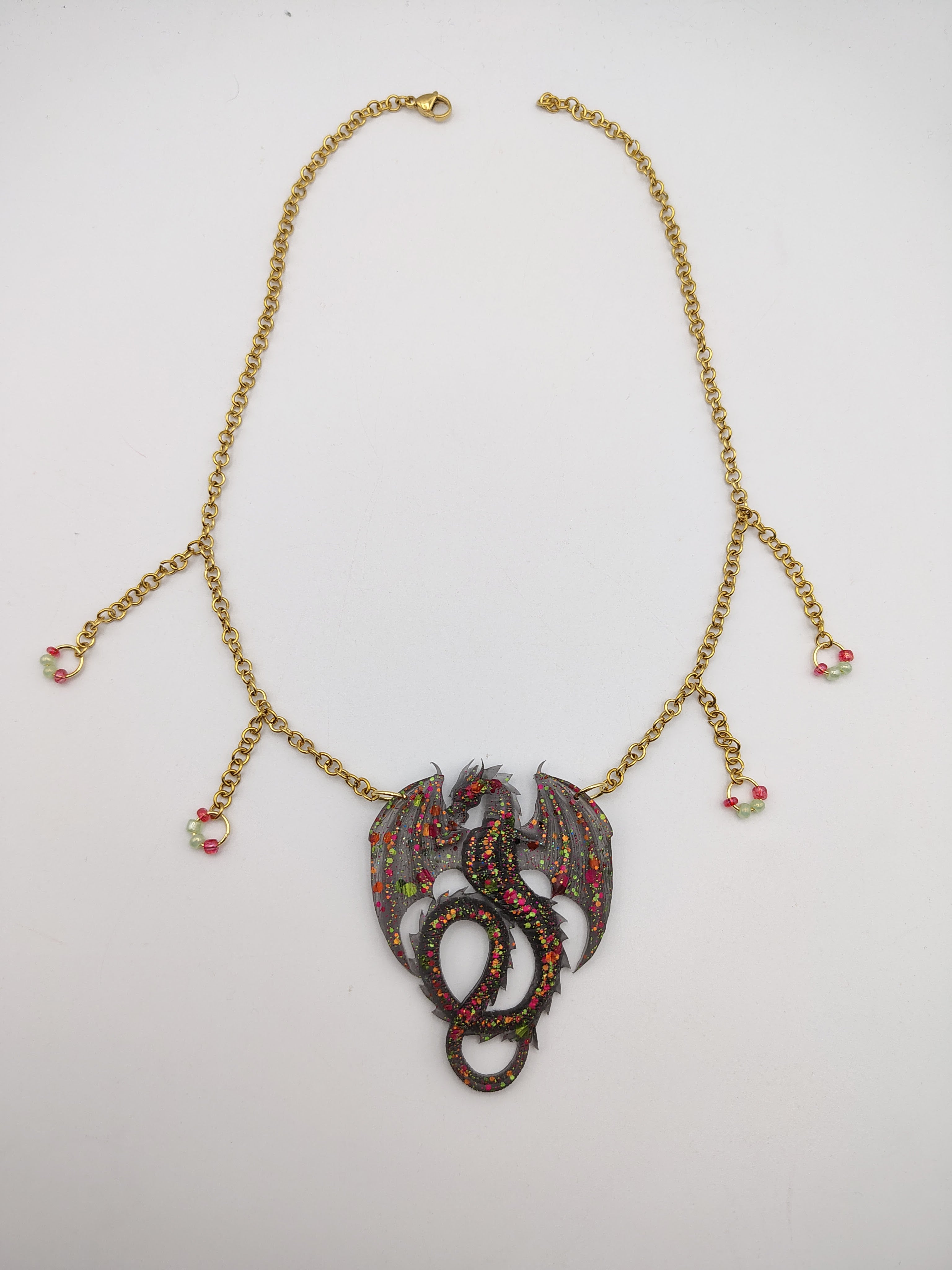 Collier Dragon en résine époxy fait main – Bijou fantasy artisanal