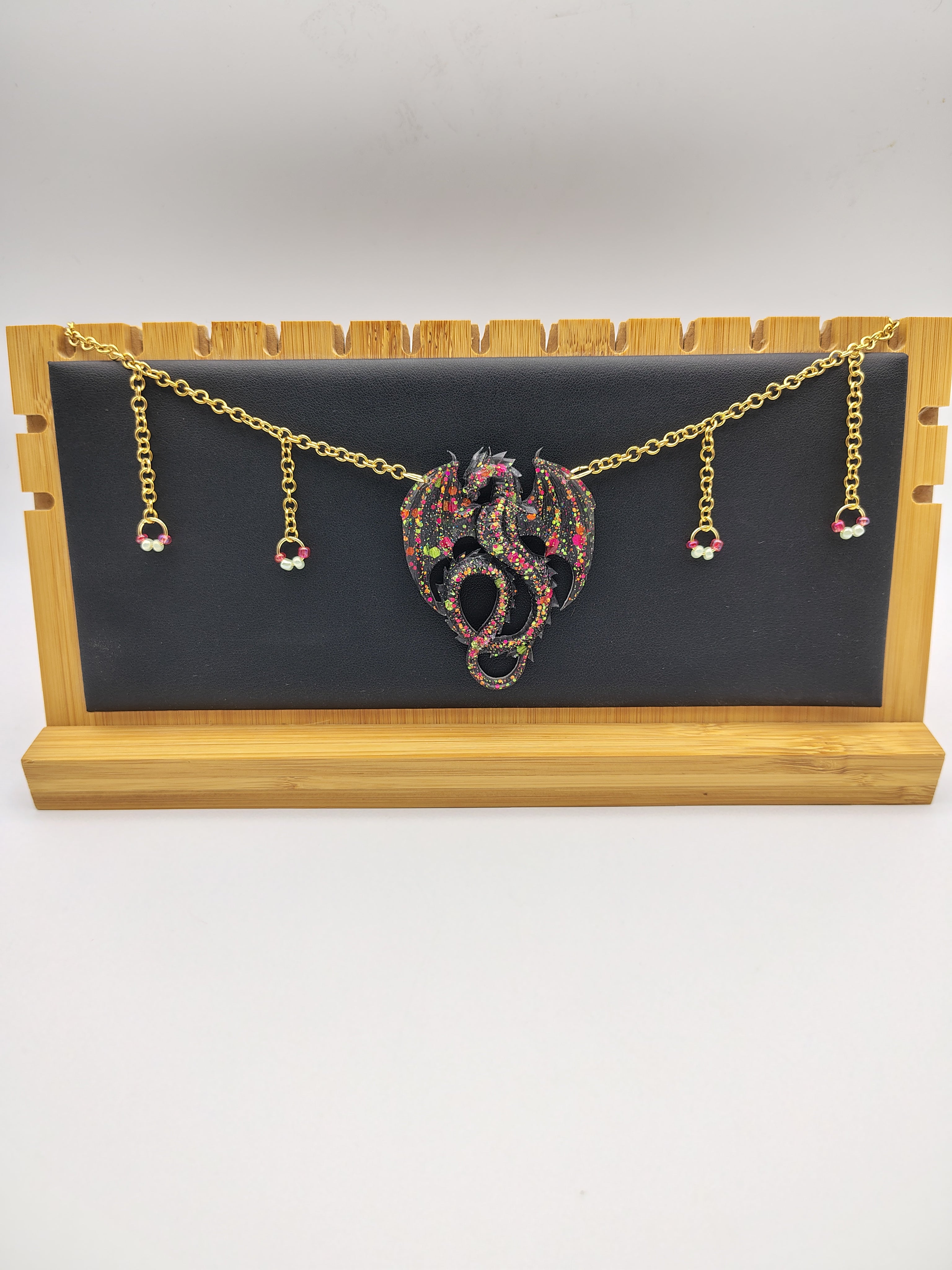 Collier Dragon en résine époxy fait main – Bijou fantasy artisanal