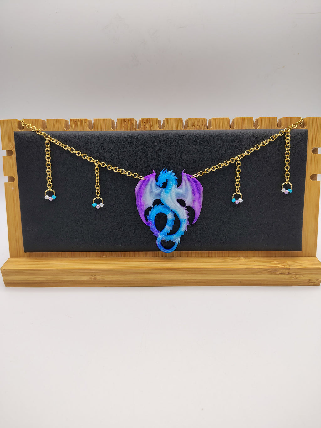 Collier Dragon en résine époxy fait main – Bijou fantasy artisanal