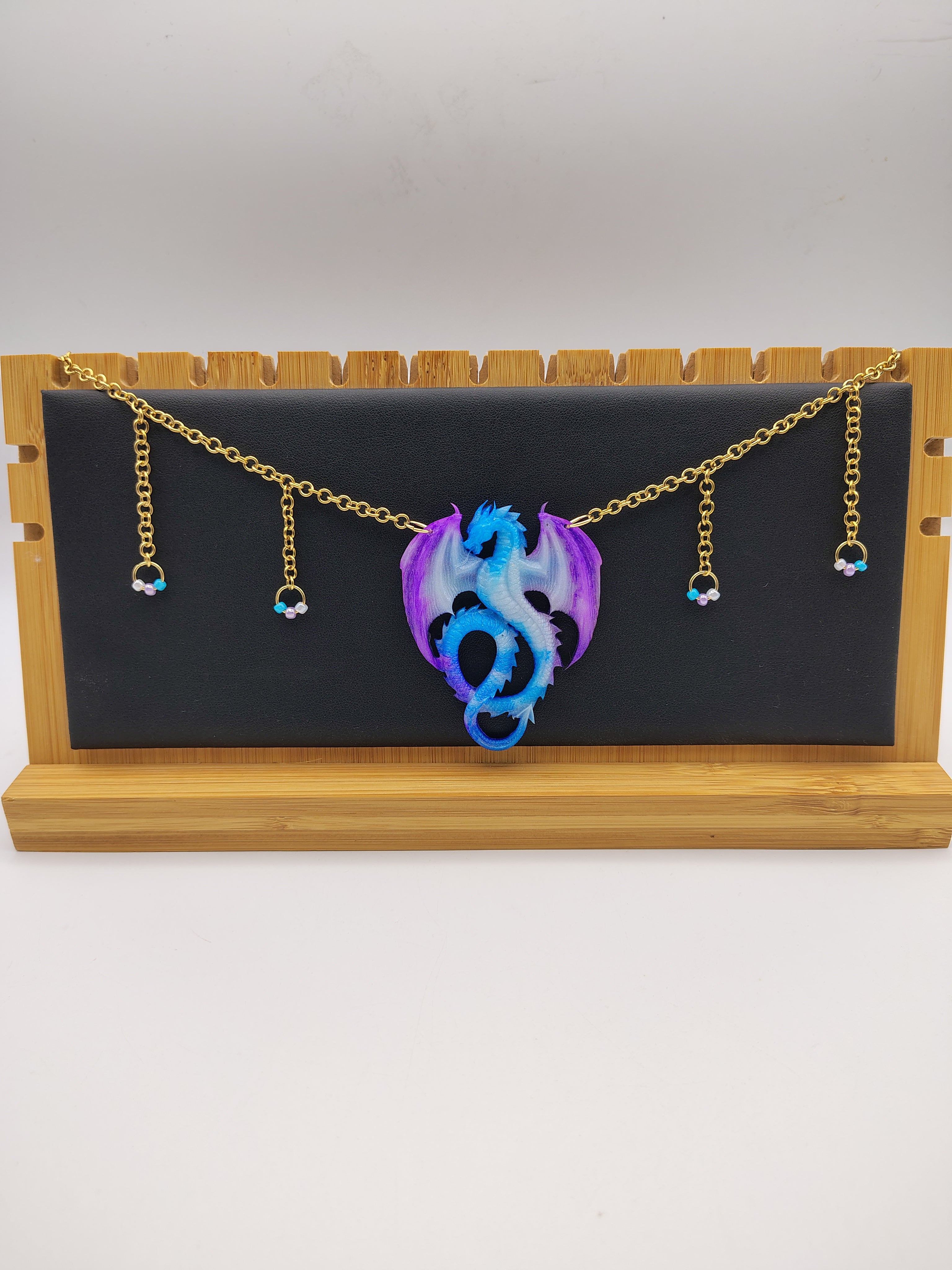 Collier Dragon en résine époxy fait main – Bijou fantasy artisanal