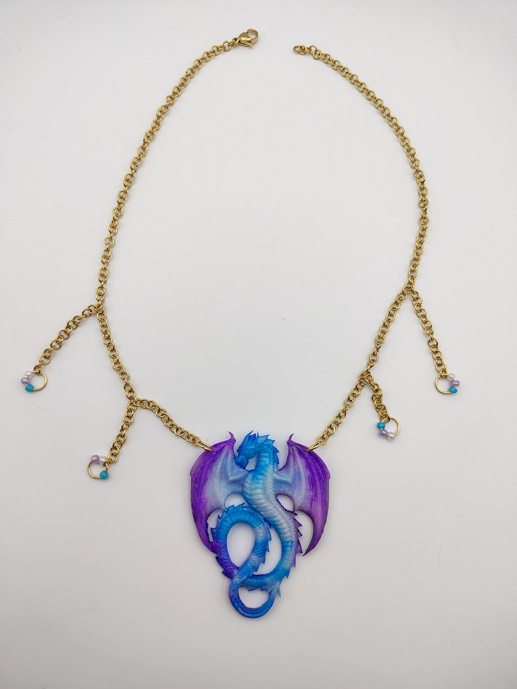 Collier Dragon en résine époxy fait main – Bijou fantasy artisanal