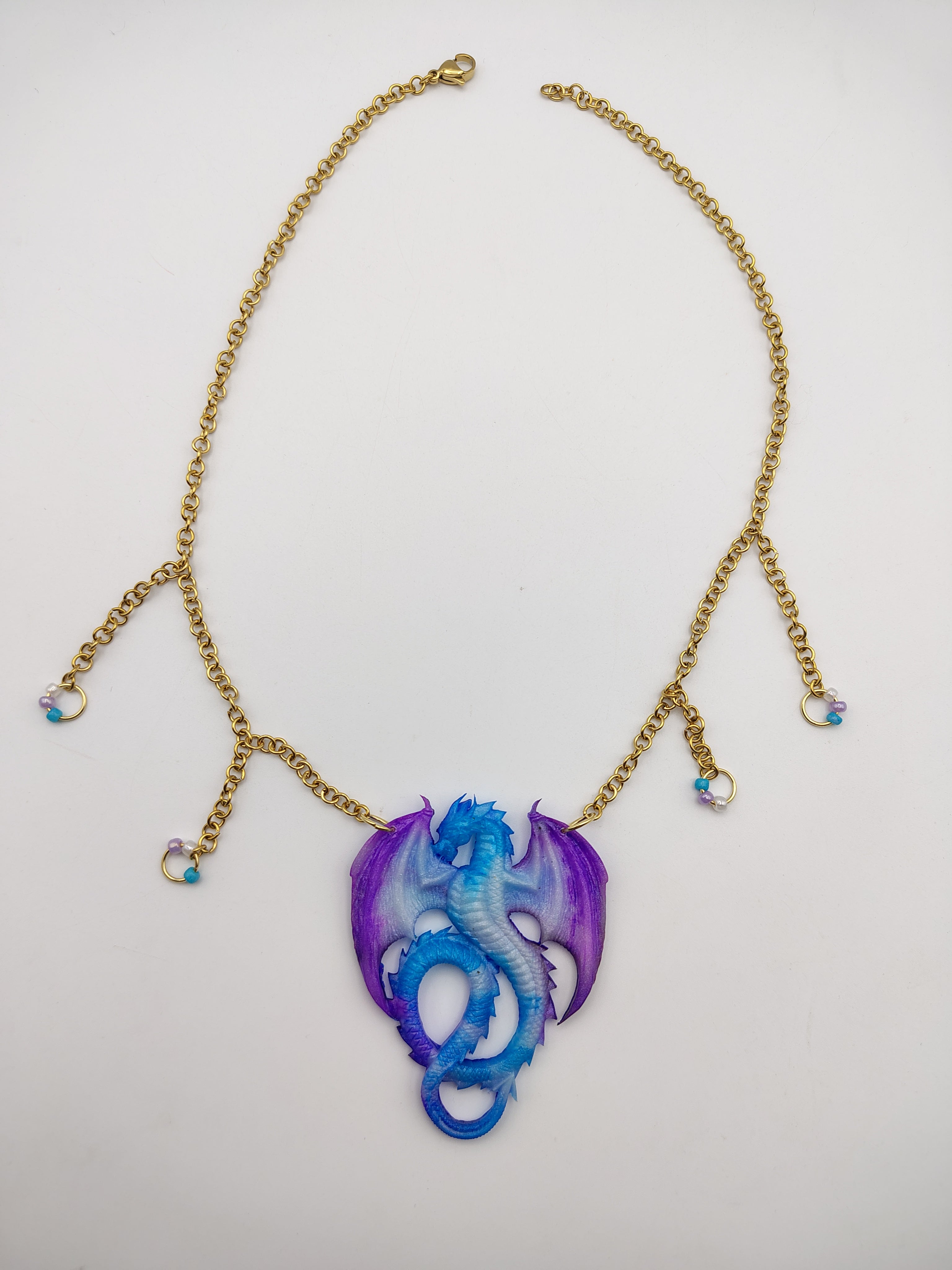 Collier Dragon en résine époxy fait main – Bijou fantasy artisanal