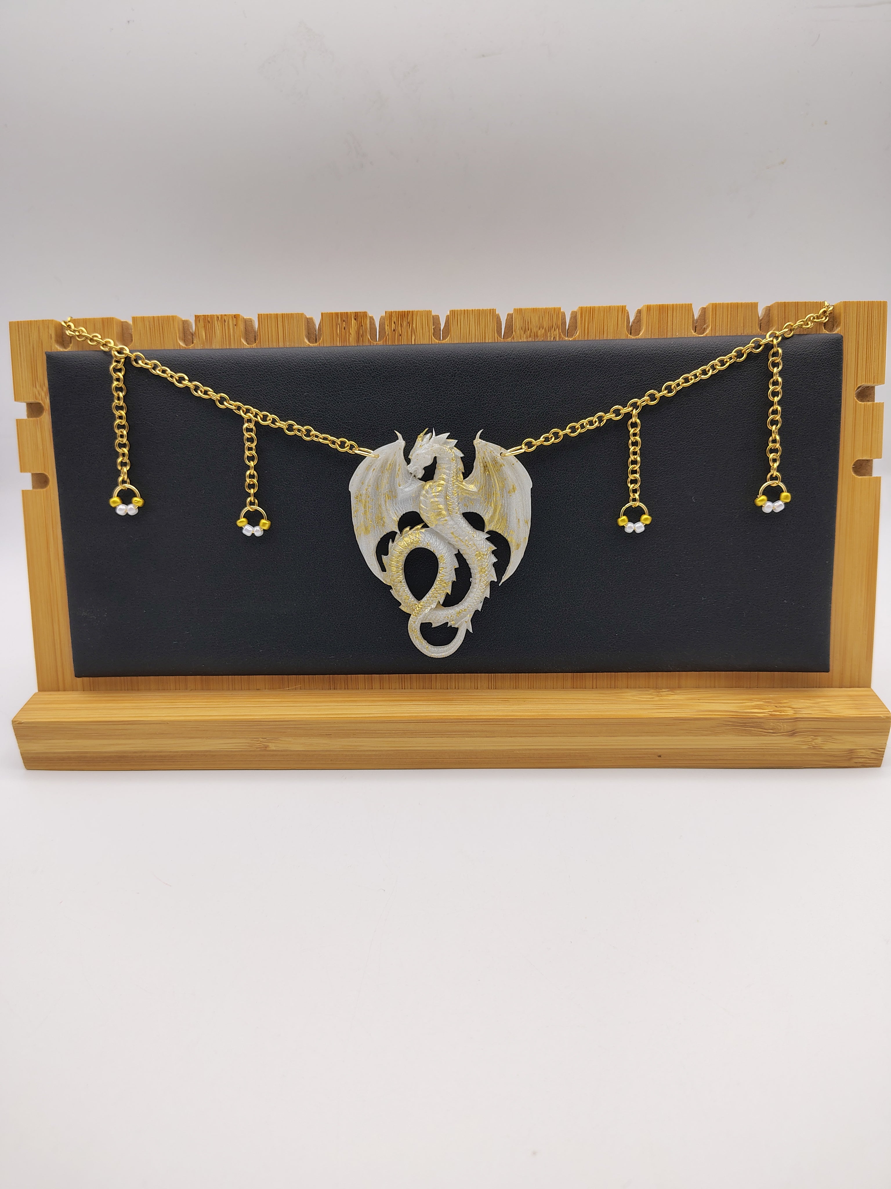 Collier Dragon en résine époxy fait main – Bijou fantasy artisanal