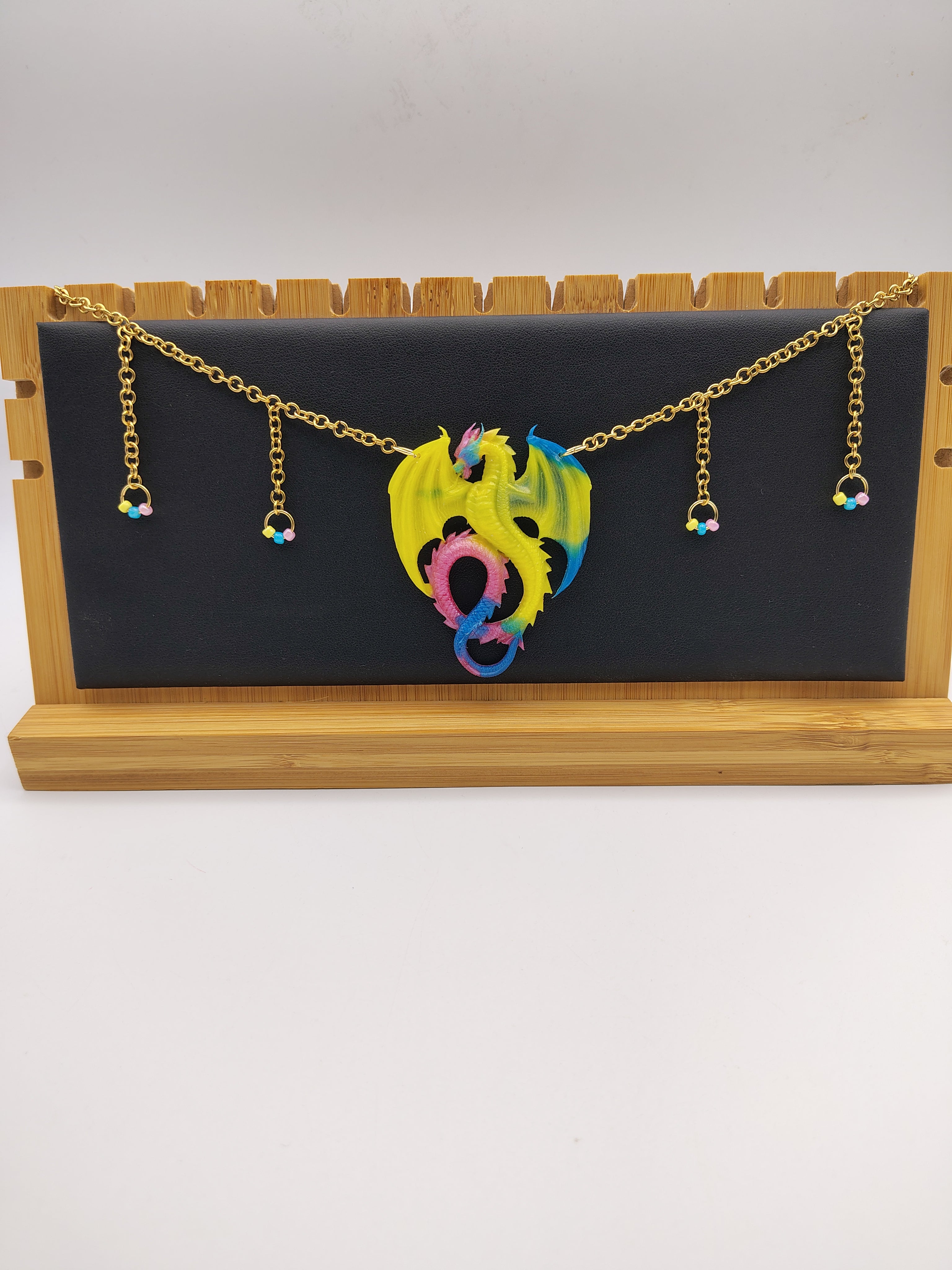 Collier Dragon en résine époxy fait main – Bijou fantasy artisanal