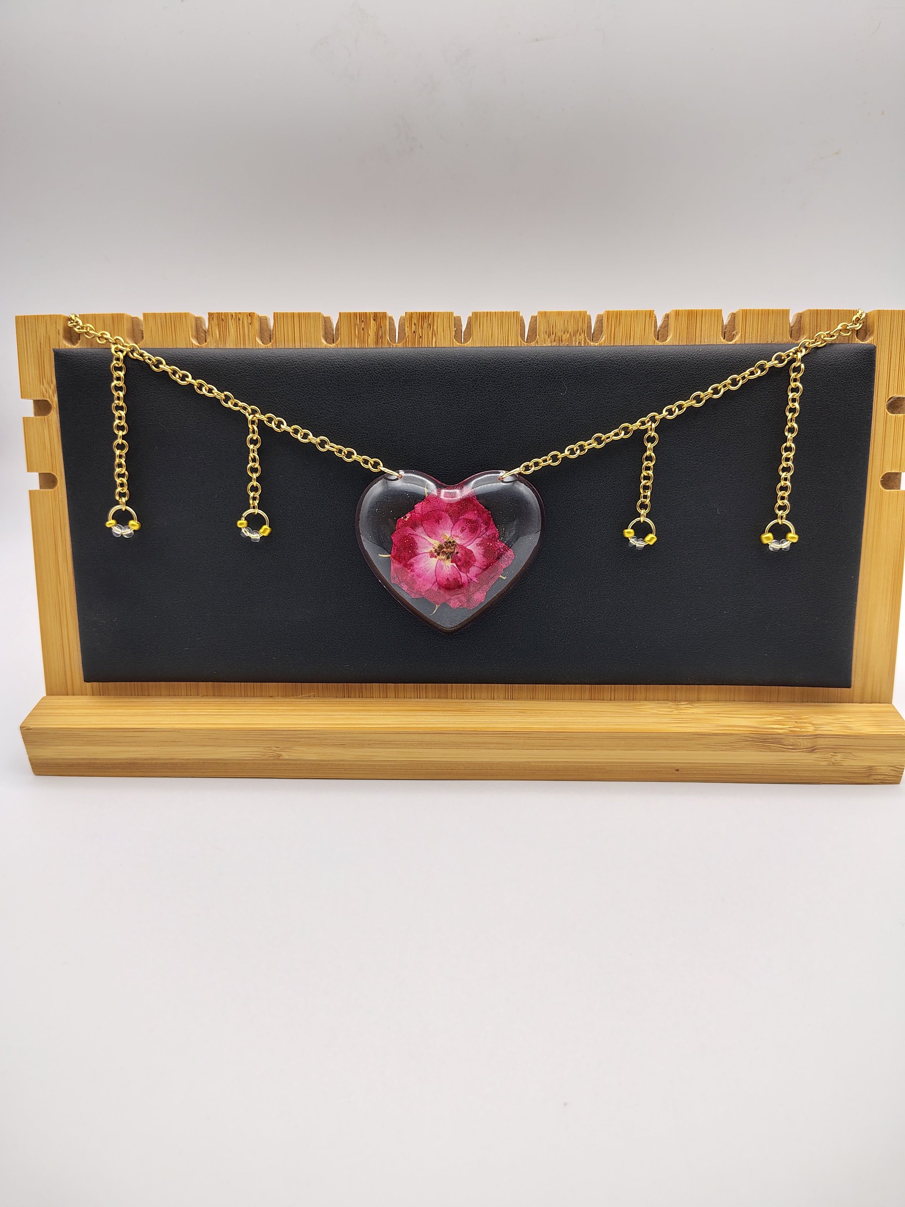 Collier Cœur en résine époxy fait main – Bijou romantique artisanal