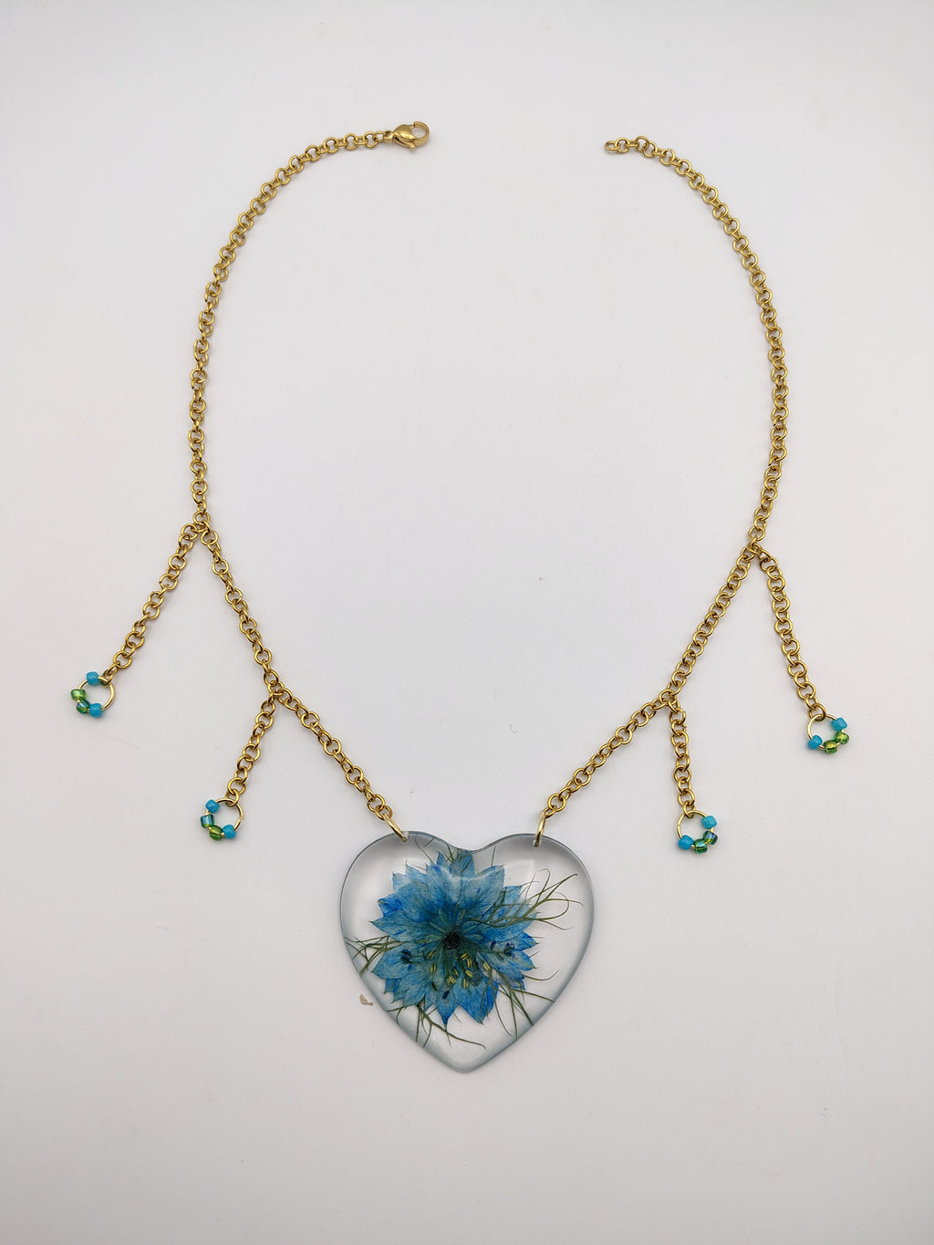 Collier Cœur en résine époxy fait main – Bijou romantique artisanal