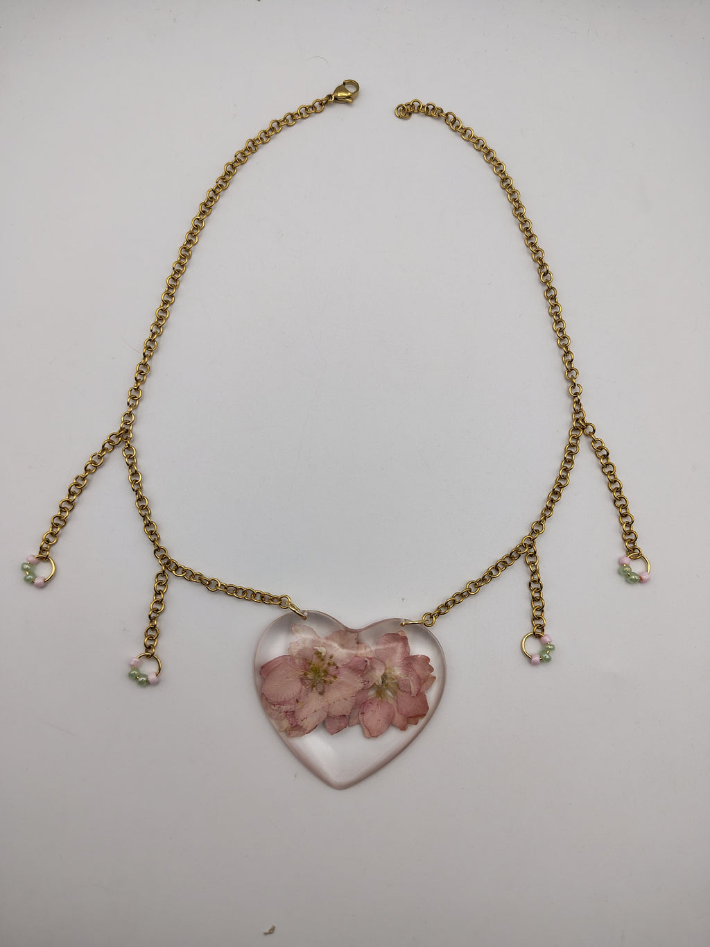 Collier Cœur en résine époxy fait main – Bijou romantique artisanal