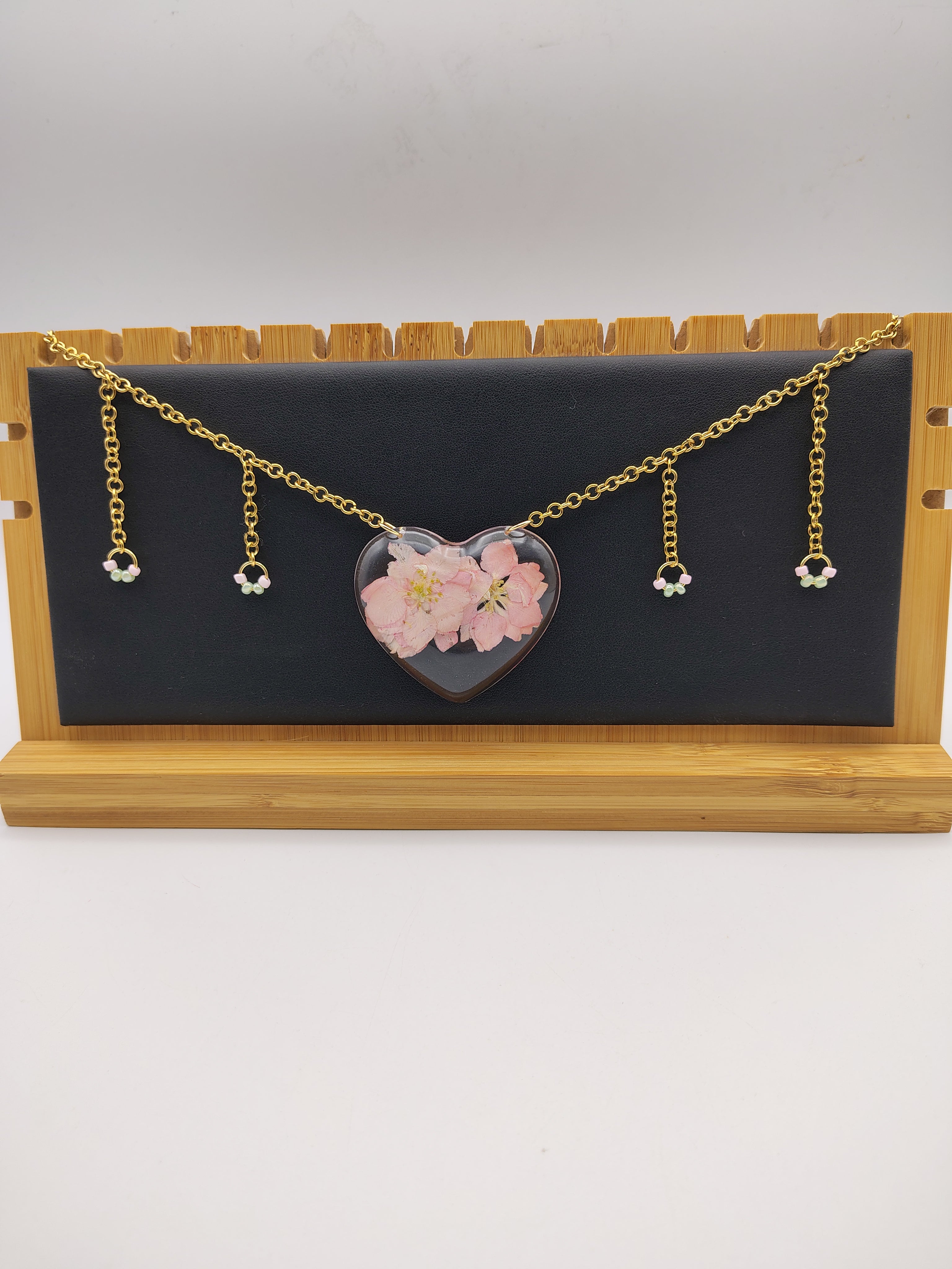 Collier Cœur en résine époxy fait main – Bijou romantique artisanal