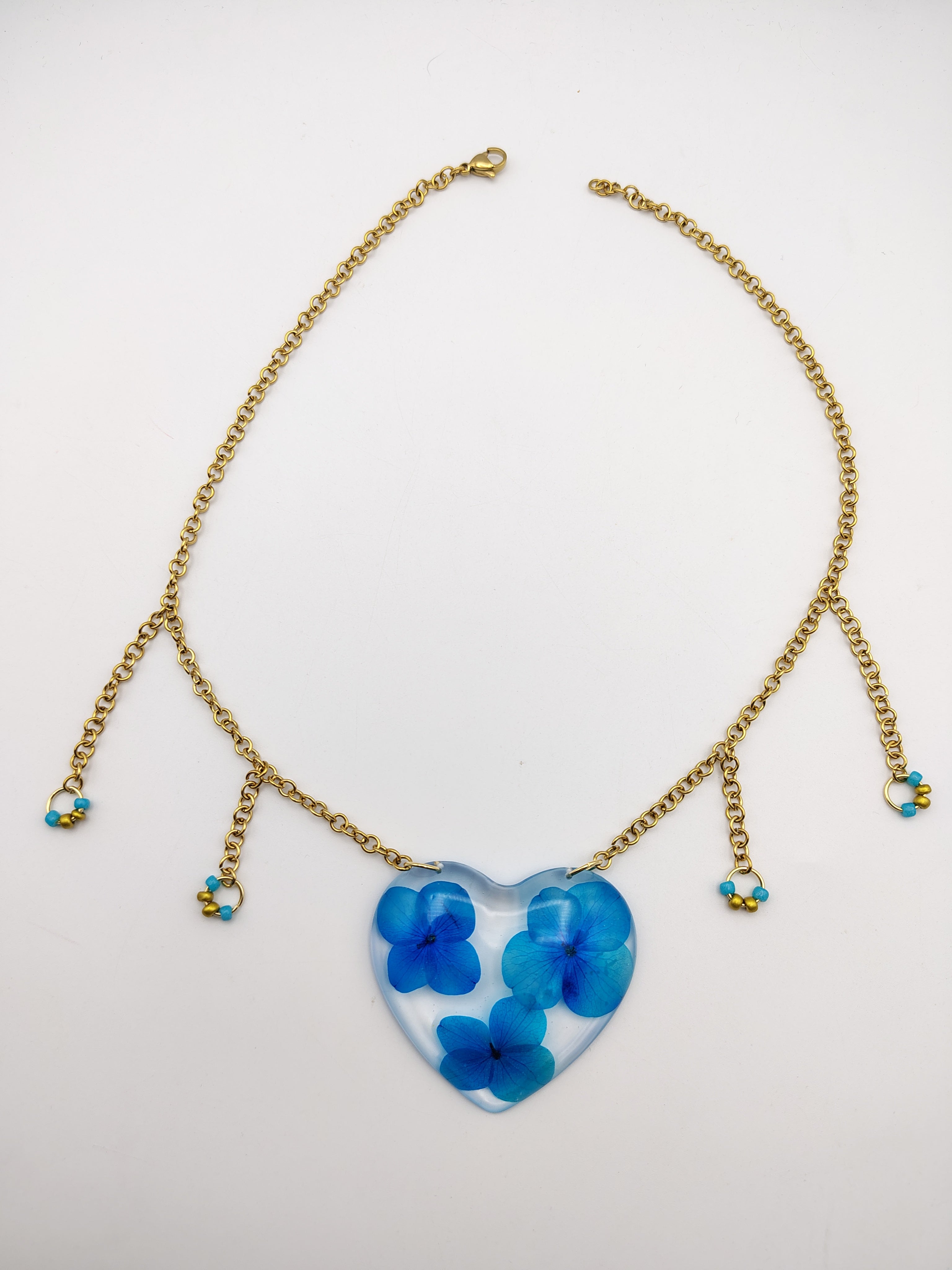 Collier Cœur en résine époxy fait main – Bijou romantique artisanal