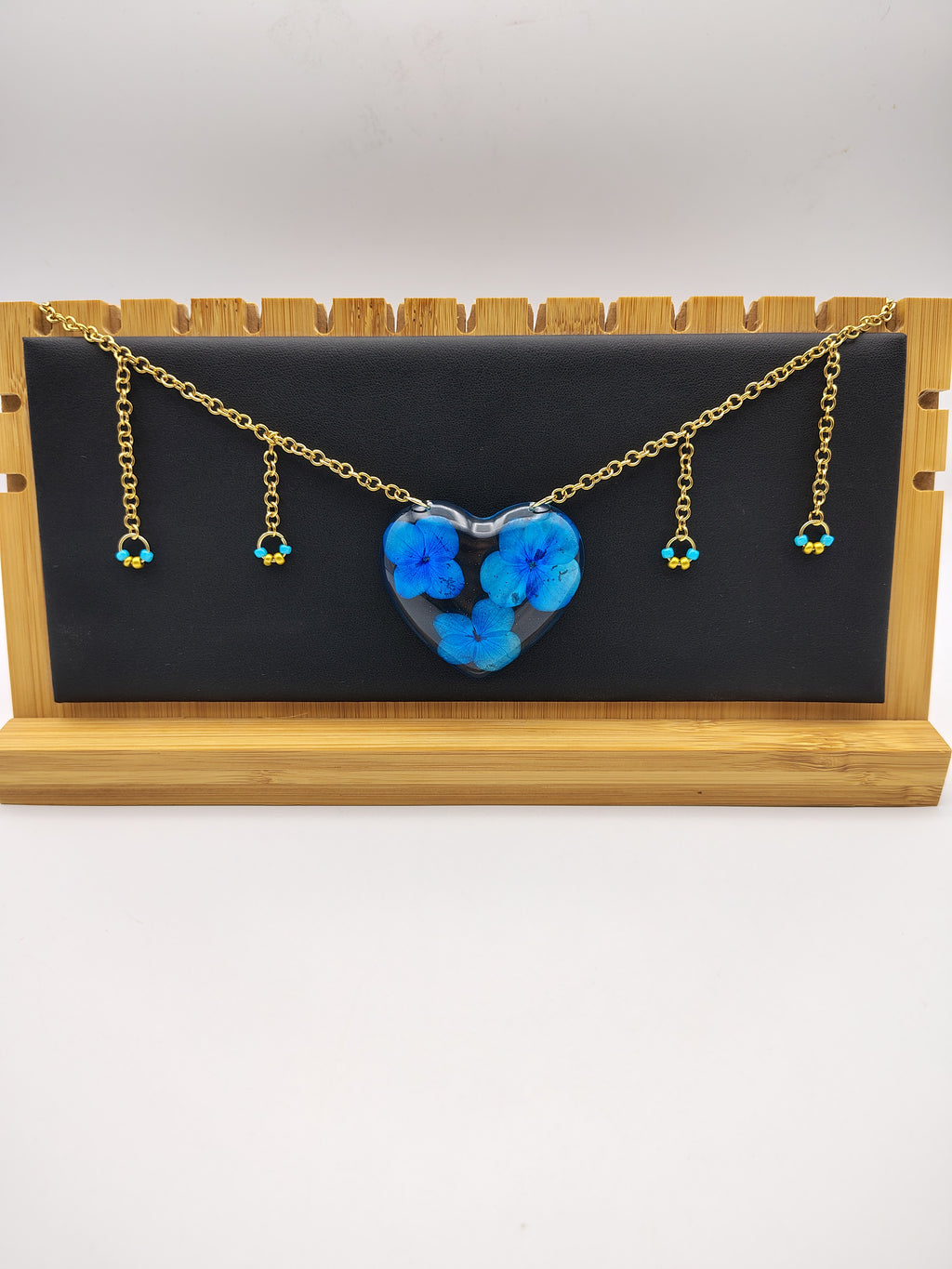 Collier Cœur en résine époxy fait main – Bijou romantique artisanal