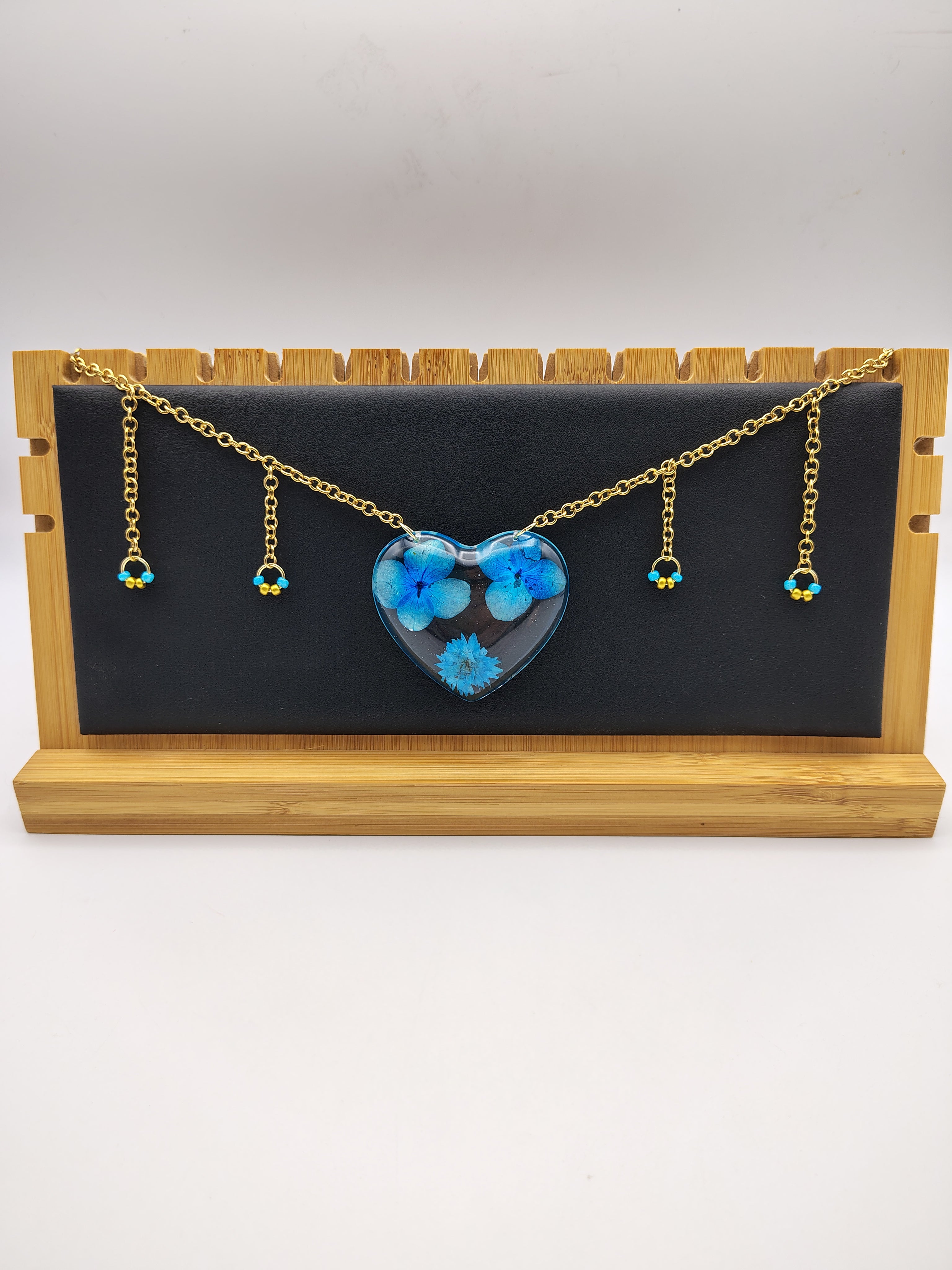 Collier Cœur en résine époxy fait main – Bijou romantique artisanal