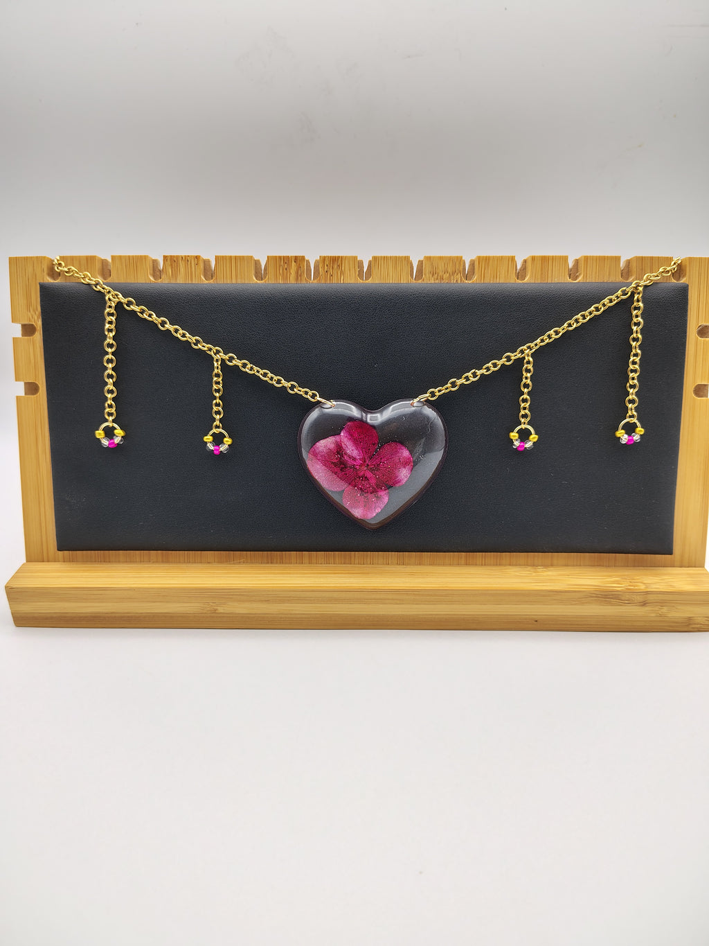 Collier Cœur en résine époxy fait main – Bijou romantique artisanal