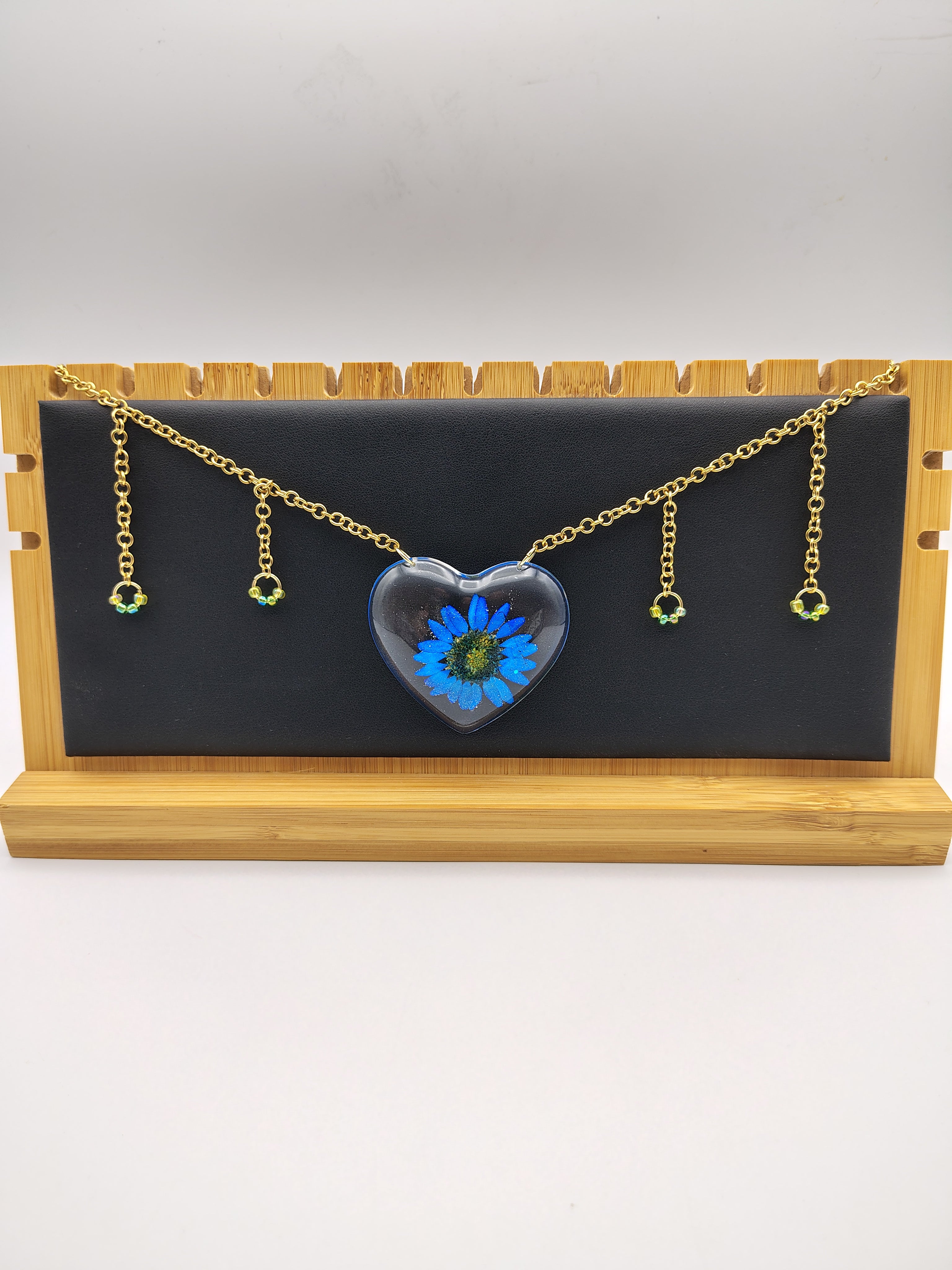 Collier Cœur en résine époxy fait main – Bijou romantique artisanal