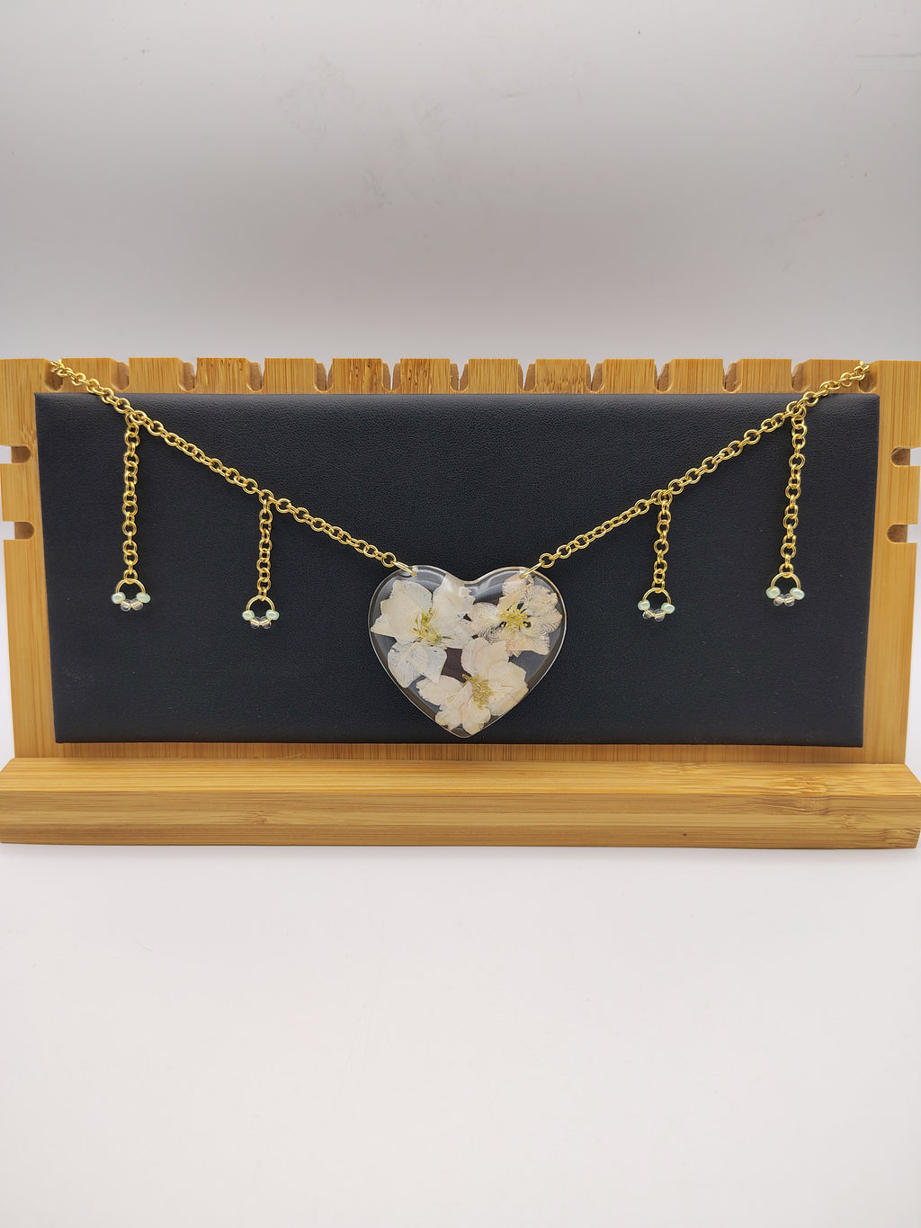 Collier Cœur en résine époxy fait main – Bijou romantique artisanal
