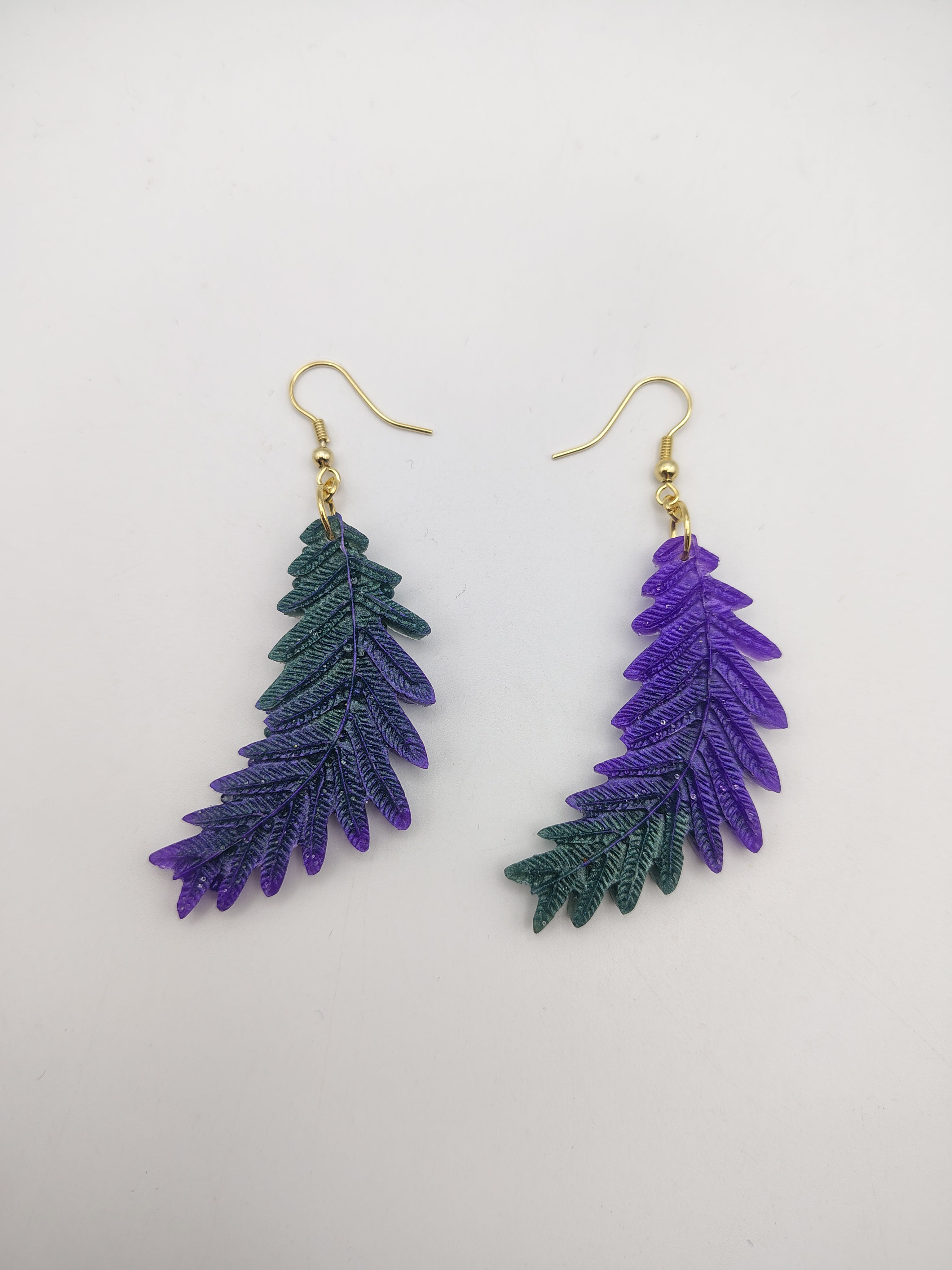 Boucles d’oreilles Feuille en résine époxy faites main – Bijou nature artisanal