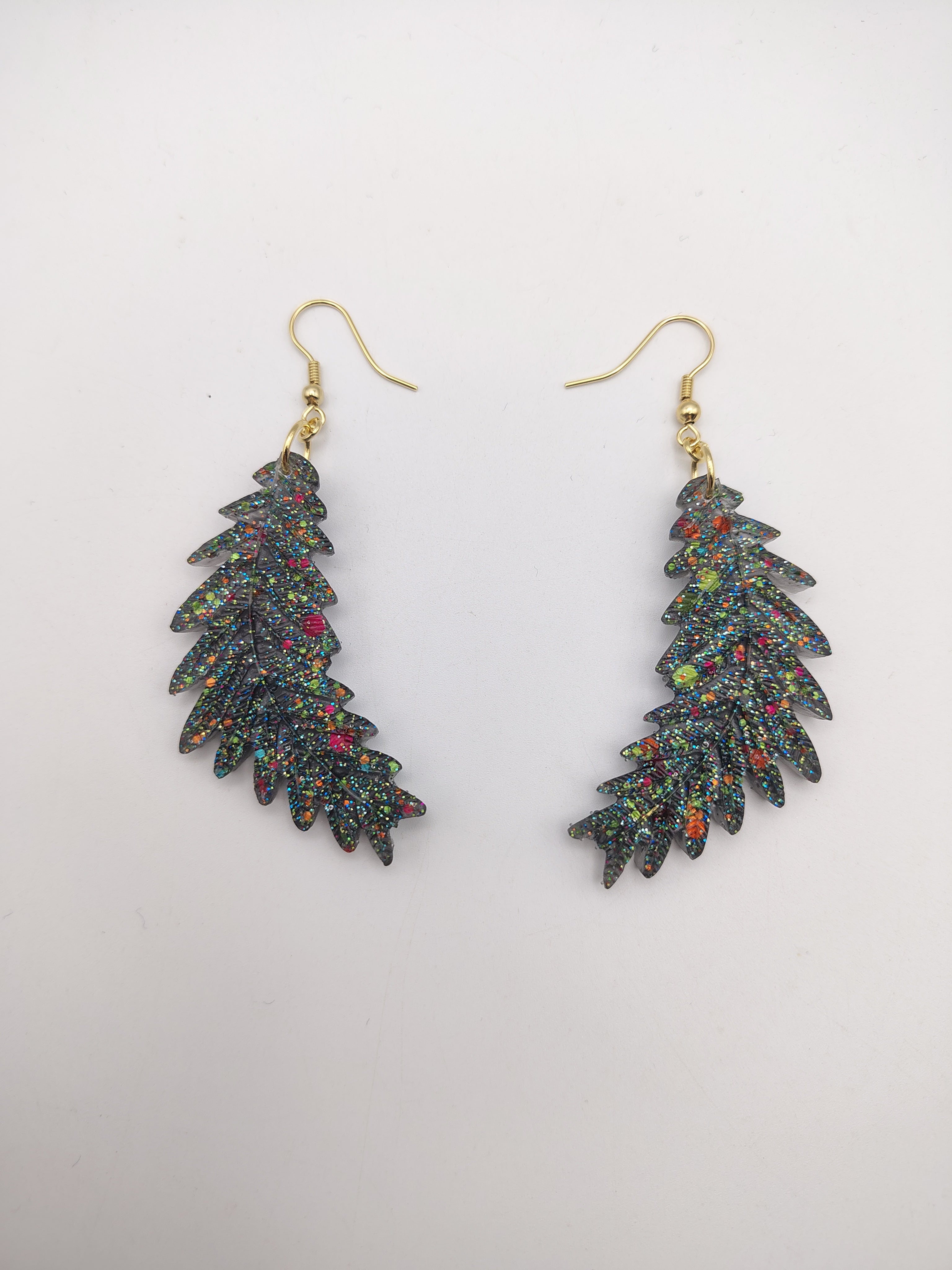 Boucles d’oreilles Feuille en résine époxy faites main – Bijou nature artisanal