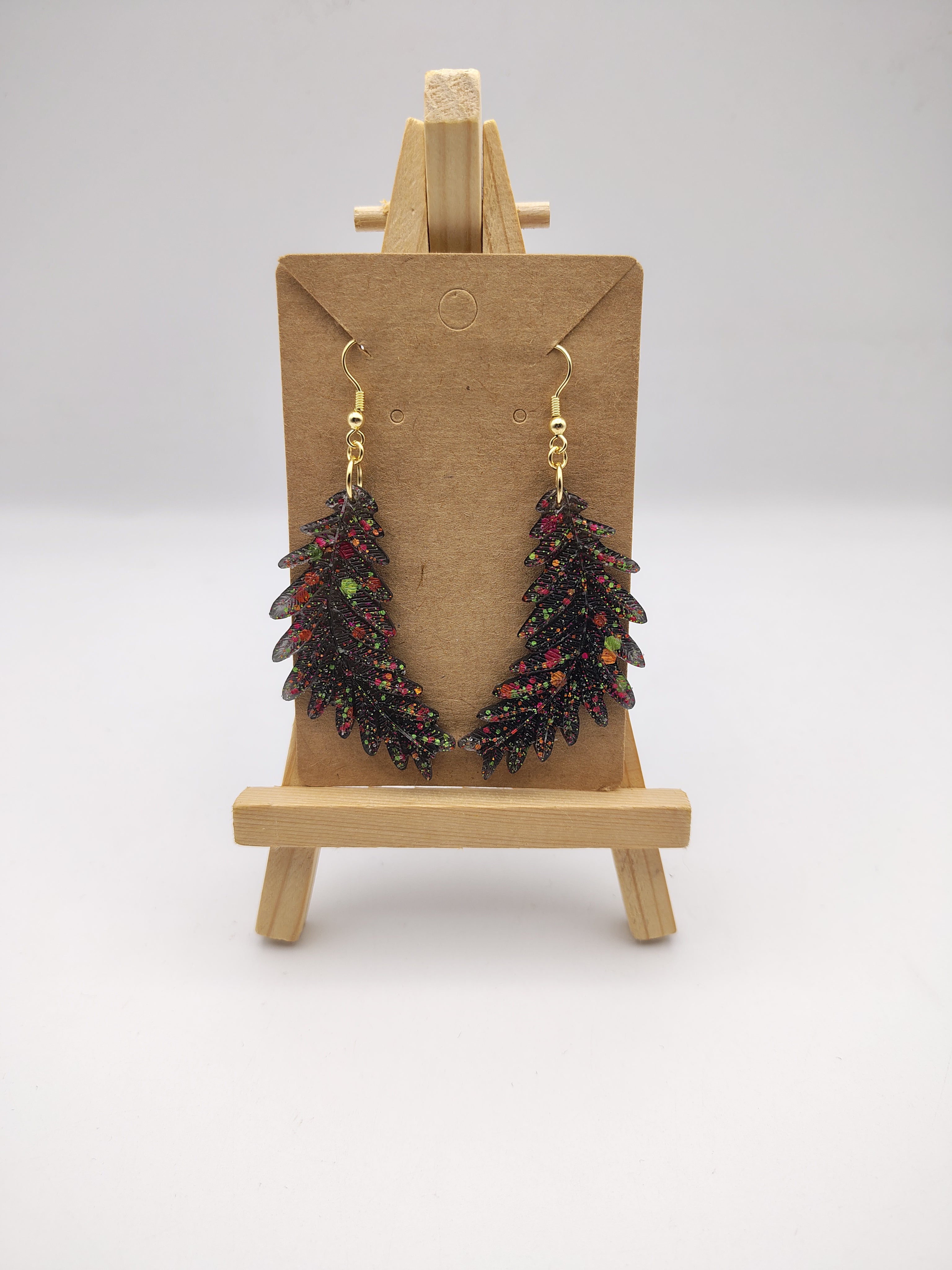 Boucles d’oreilles Feuille en résine époxy faites main – Bijou nature artisanal