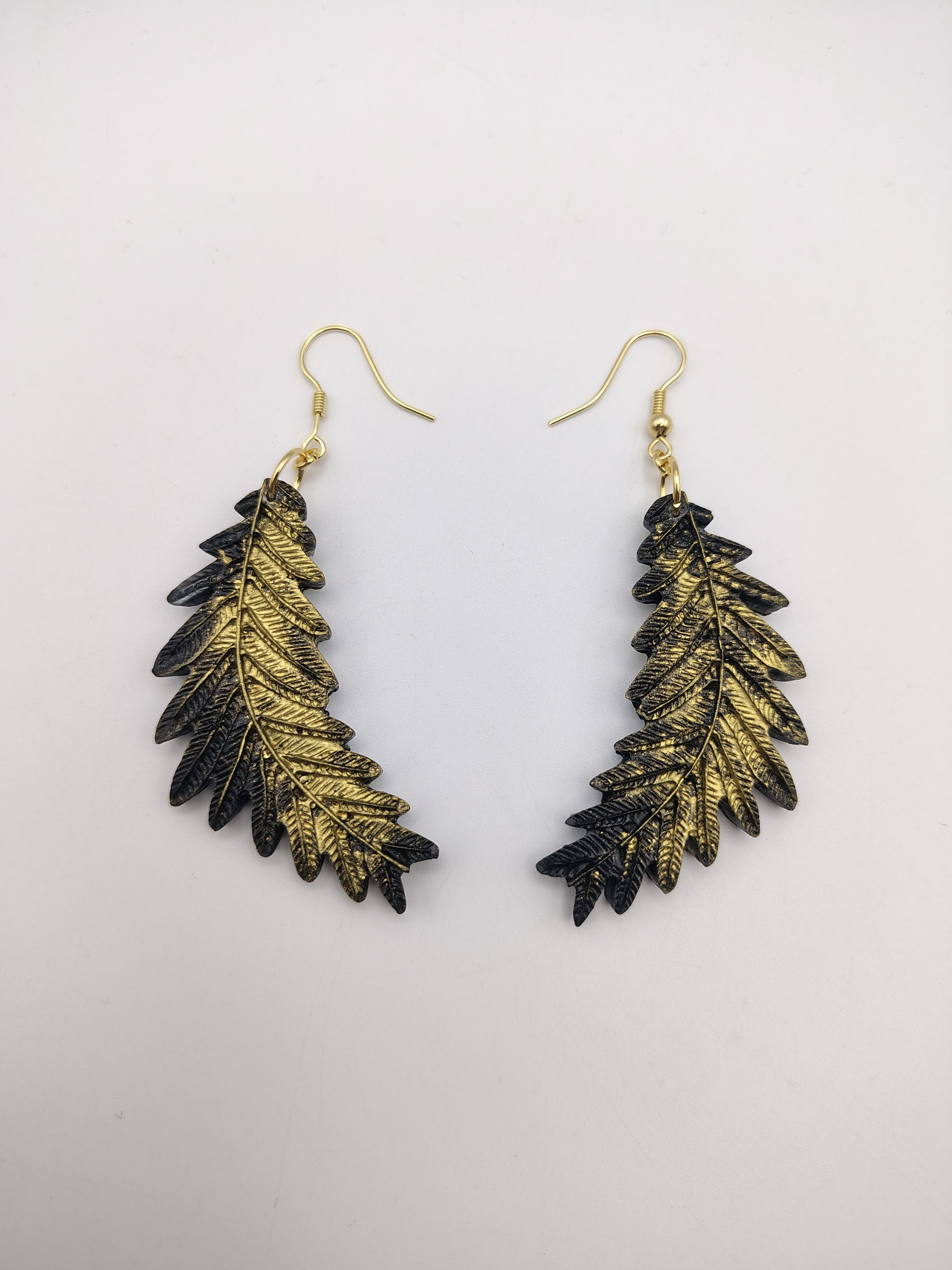 Boucles d’oreilles Feuille en résine époxy faites main – Bijou nature artisanal