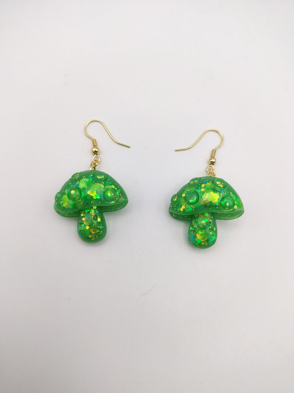 Boucles d’oreilles Champignon en résine époxy fait main – Bijou féerique artisanal