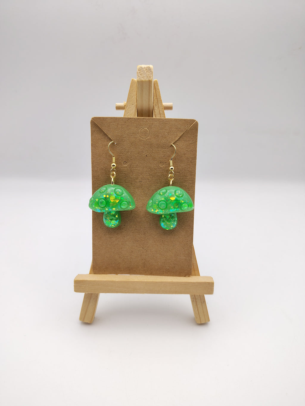Boucles d’oreilles Champignon en résine époxy fait main – Bijou féerique artisanal
