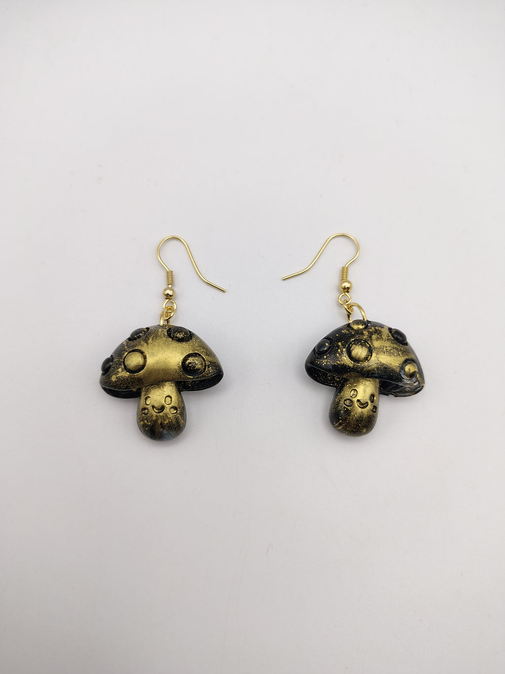 Boucles d’oreilles Champignon en résine époxy fait main – Bijou féerique artisanal