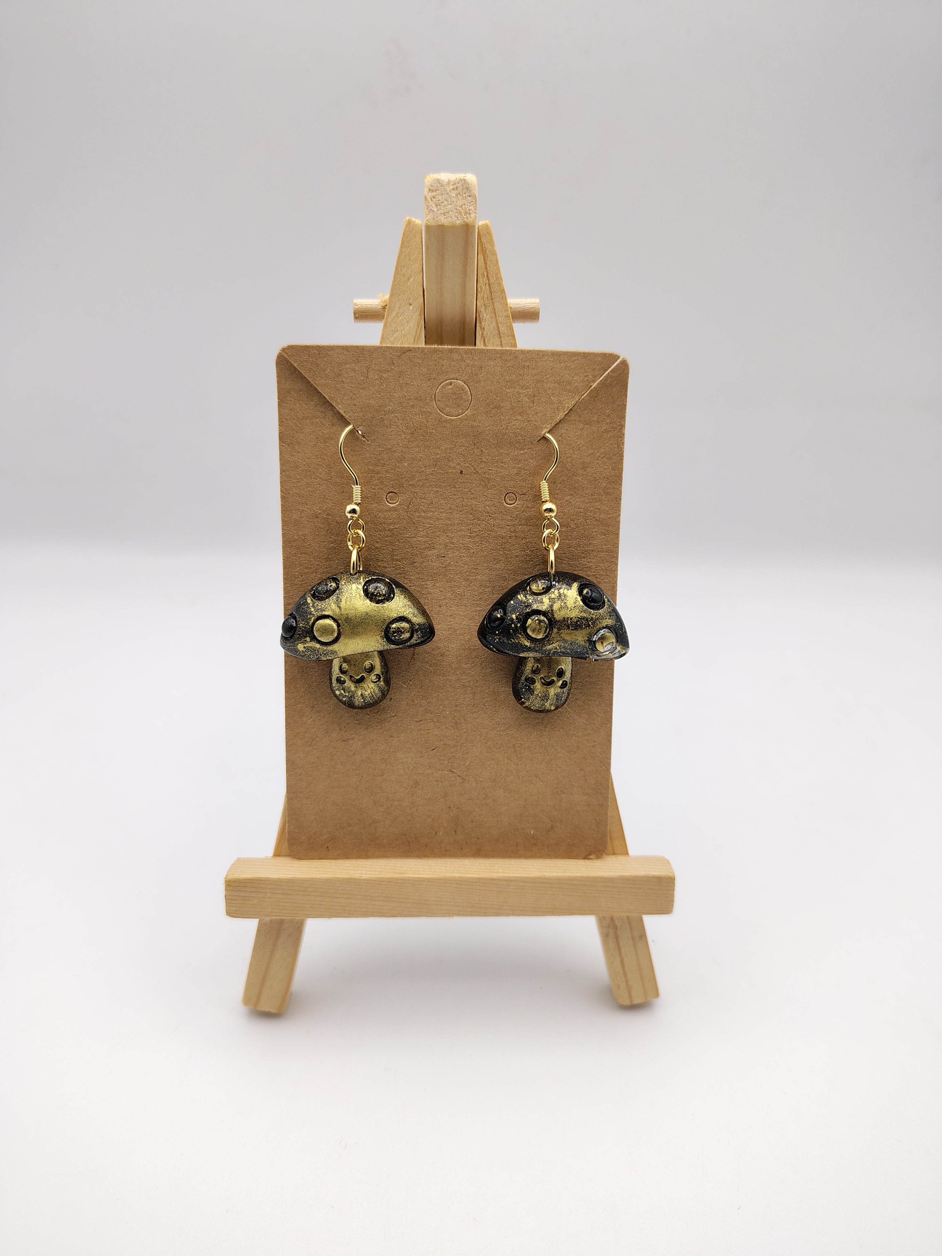 Boucles d’oreilles Champignon en résine époxy fait main – Bijou féerique artisanal