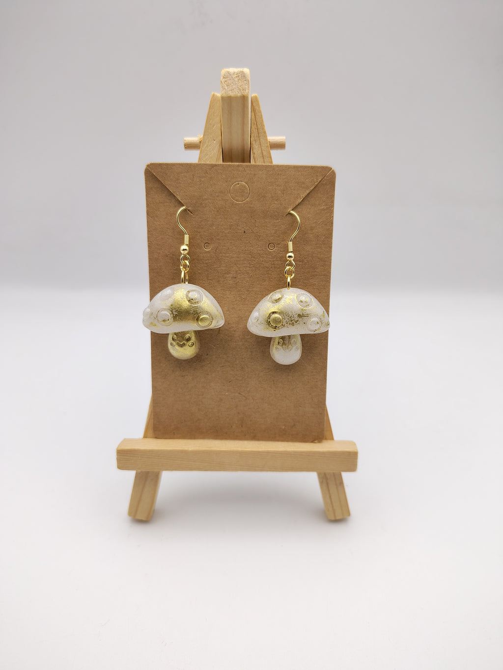 Boucles d’oreilles Champignon en résine époxy fait main – Bijou féerique artisanal