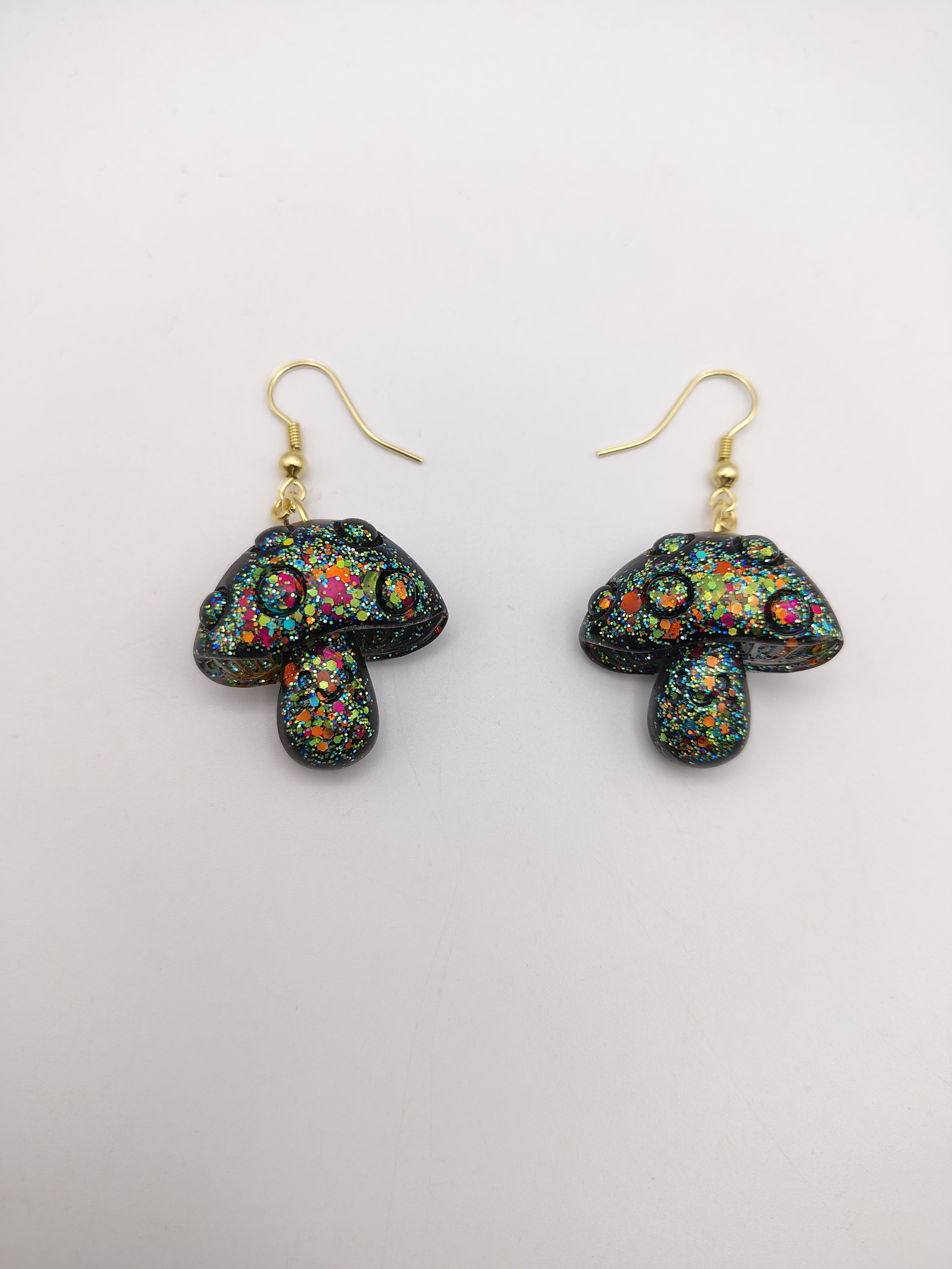 Boucles d’oreilles Champignon en résine époxy fait main – Bijou féerique artisanal