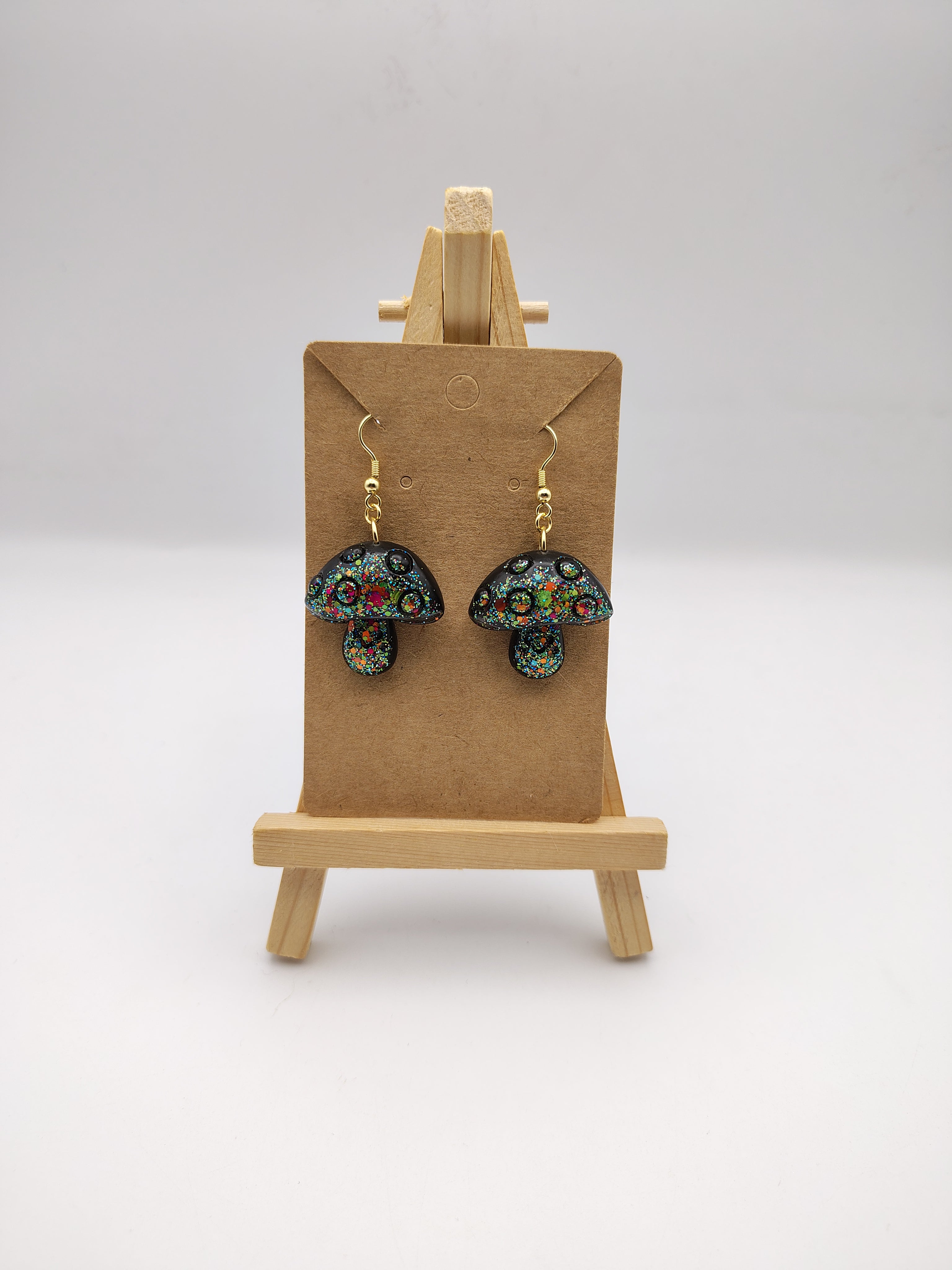 Boucles d’oreilles Champignon en résine époxy fait main – Bijou féerique artisanal