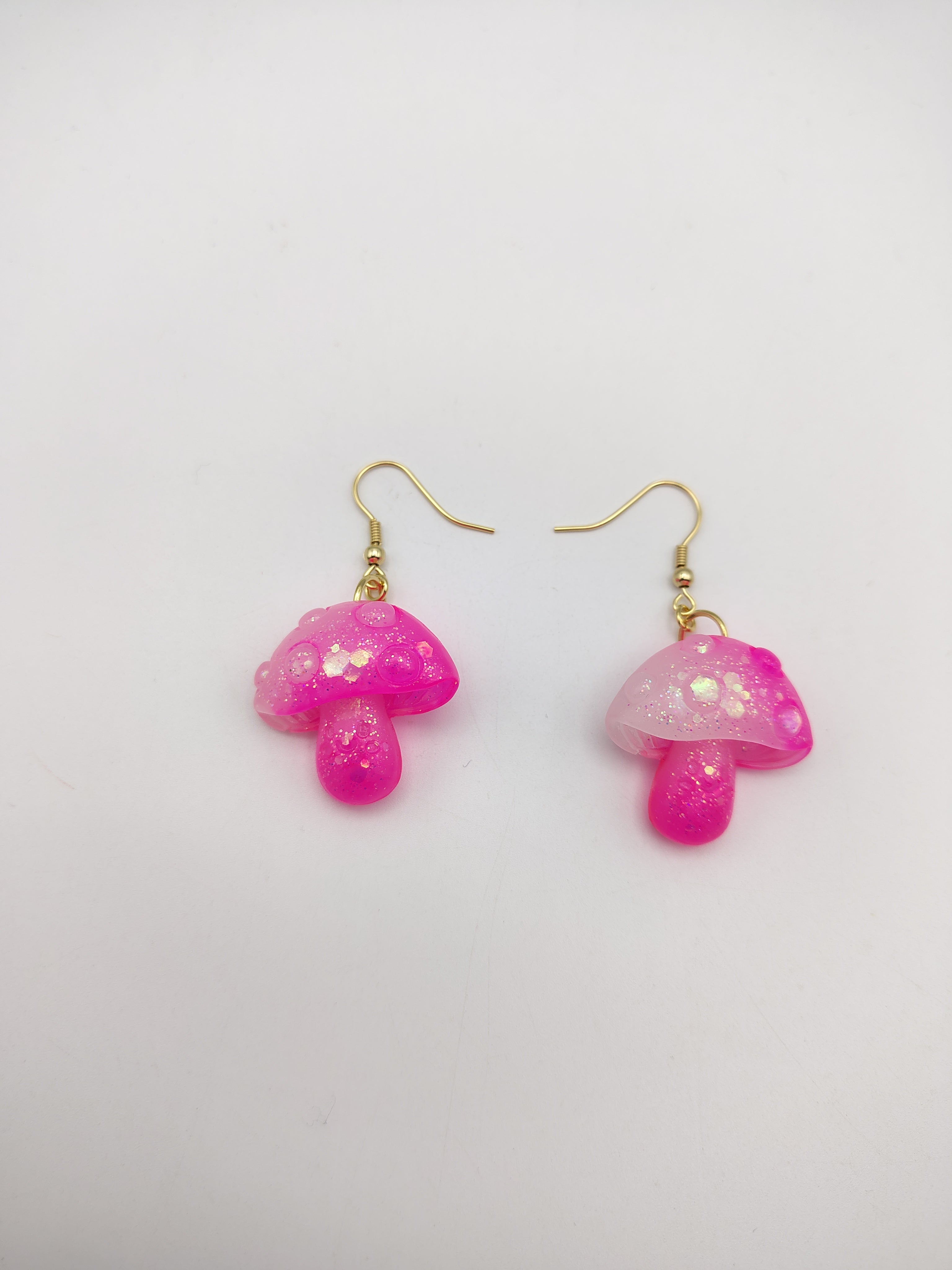 Boucles d’oreilles Champignon en résine époxy fait main – Bijou féerique artisanal