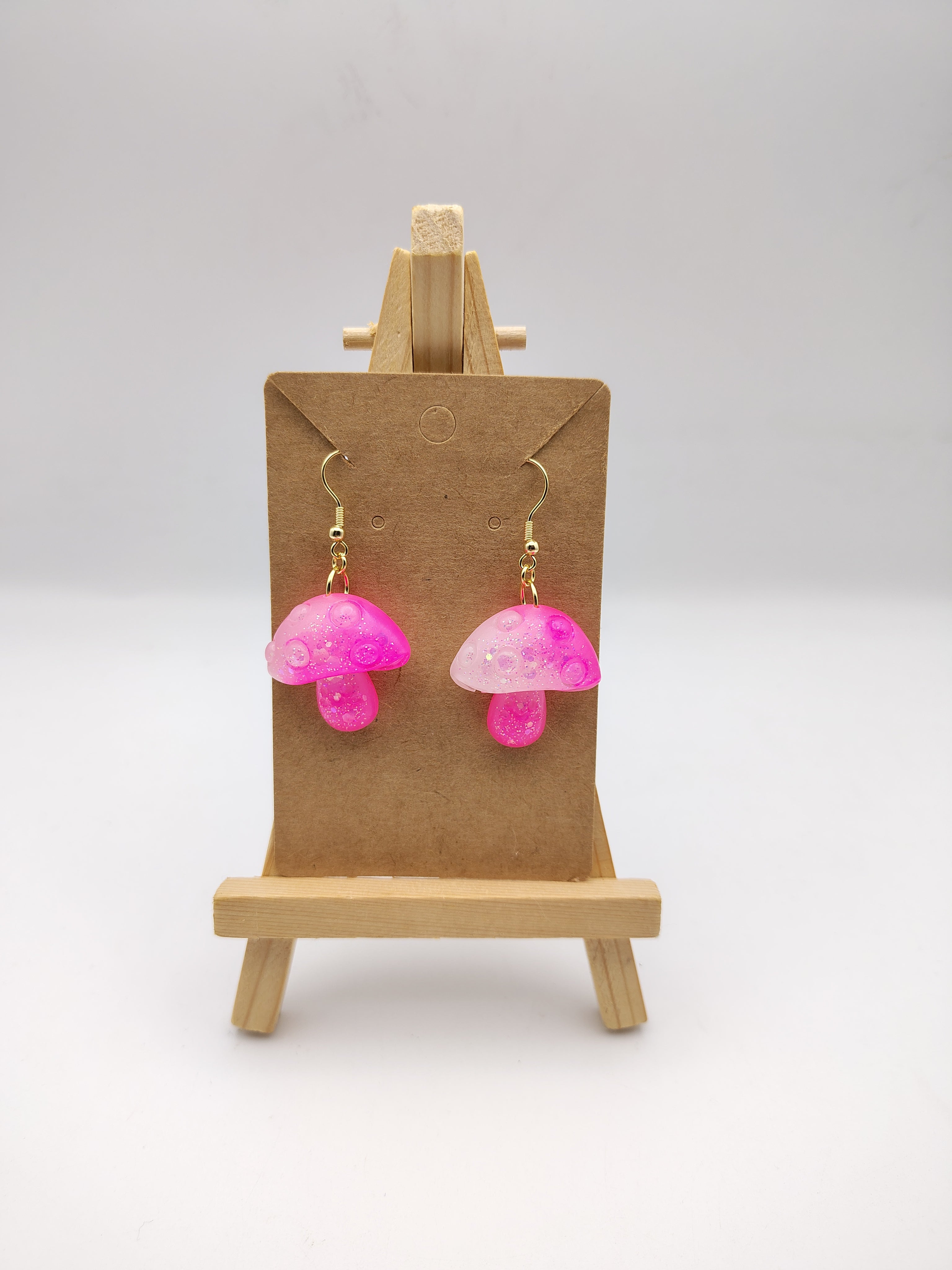 Boucles d’oreilles Champignon en résine époxy fait main – Bijou féerique artisanal