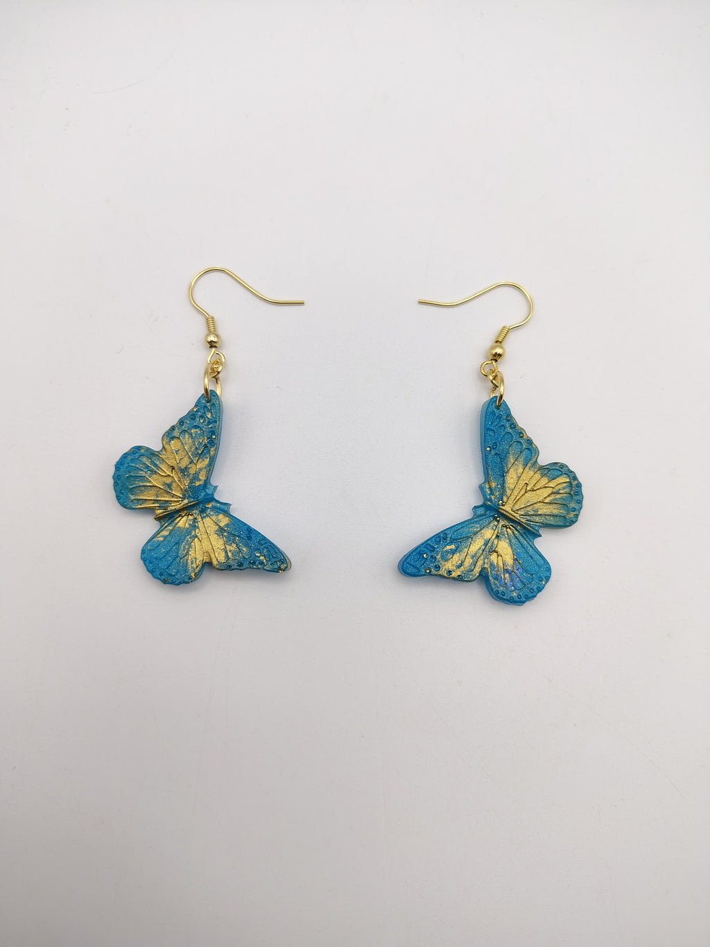 Boucles d’oreilles Papillon en résine époxy faites main – Bijou féerique artisanal
