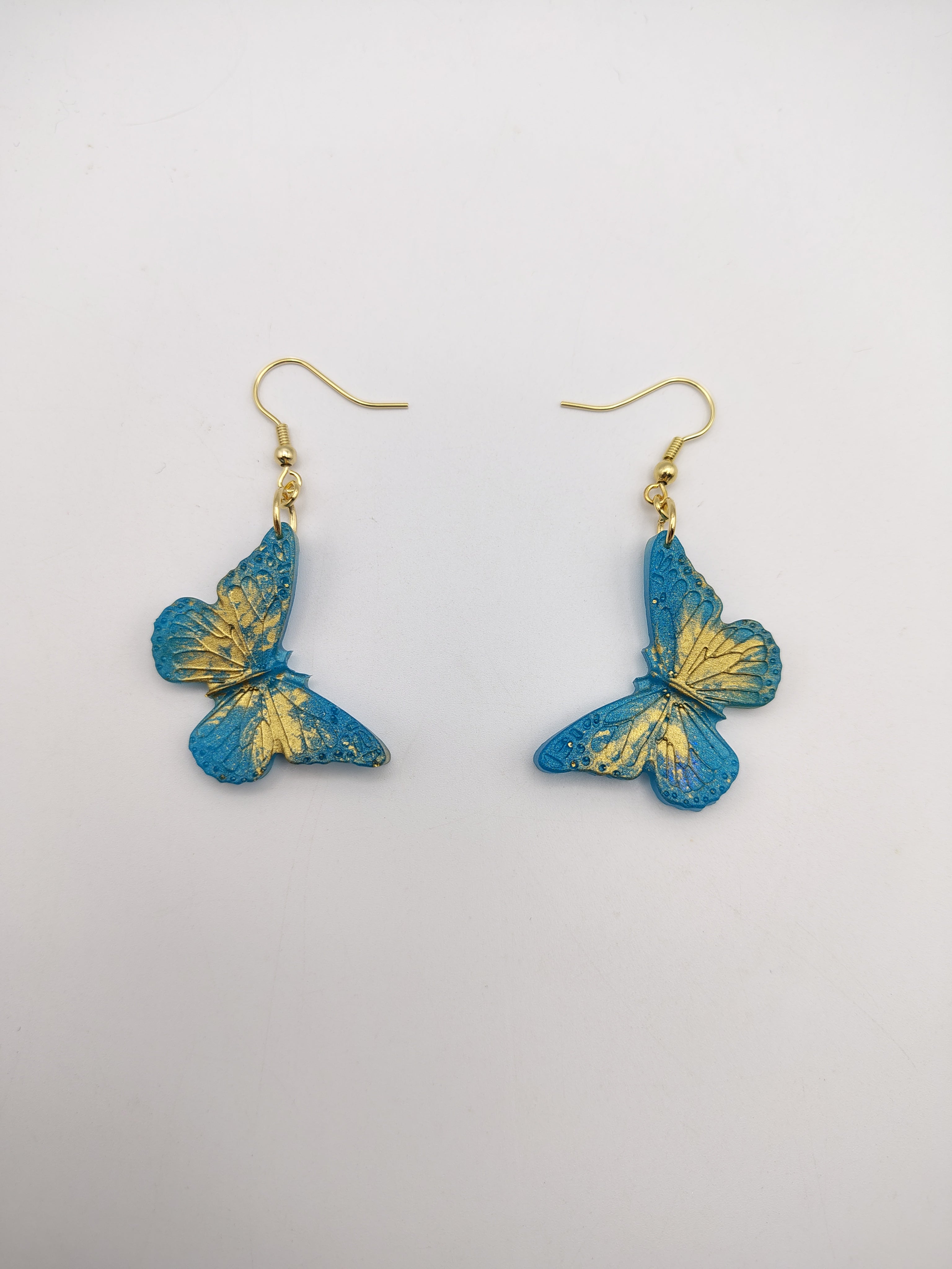 Boucles d’oreilles Papillon en résine époxy faites main – Bijou féerique artisanal