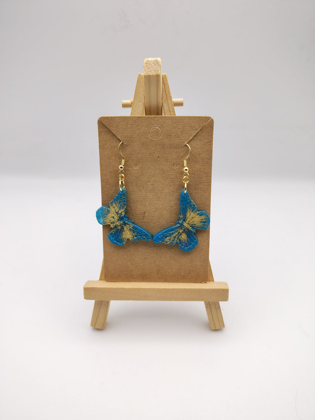 Boucles d’oreilles Papillon en résine époxy faites main – Bijou féerique artisanal