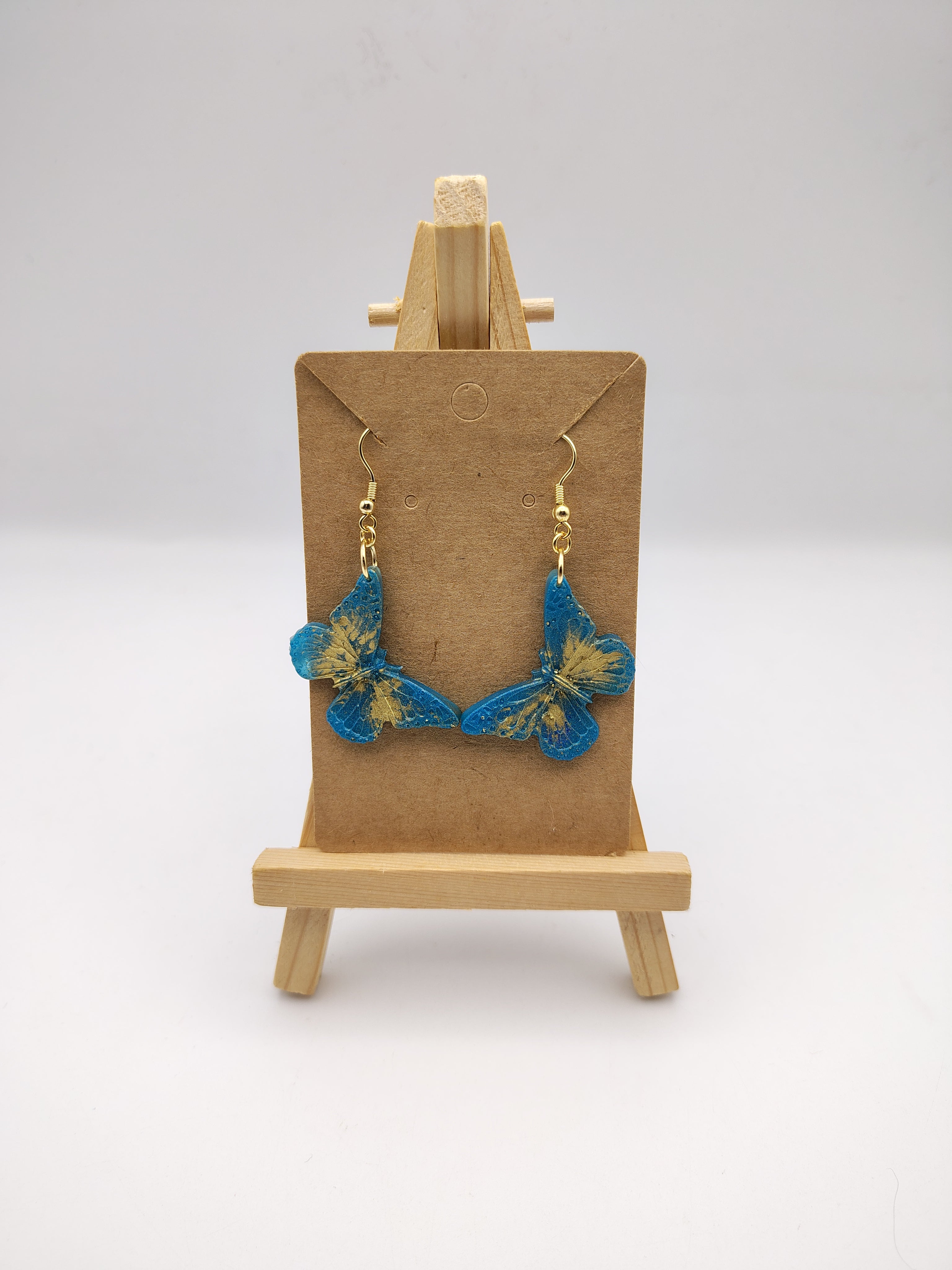 Boucles d’oreilles Papillon en résine époxy faites main – Bijou féerique artisanal