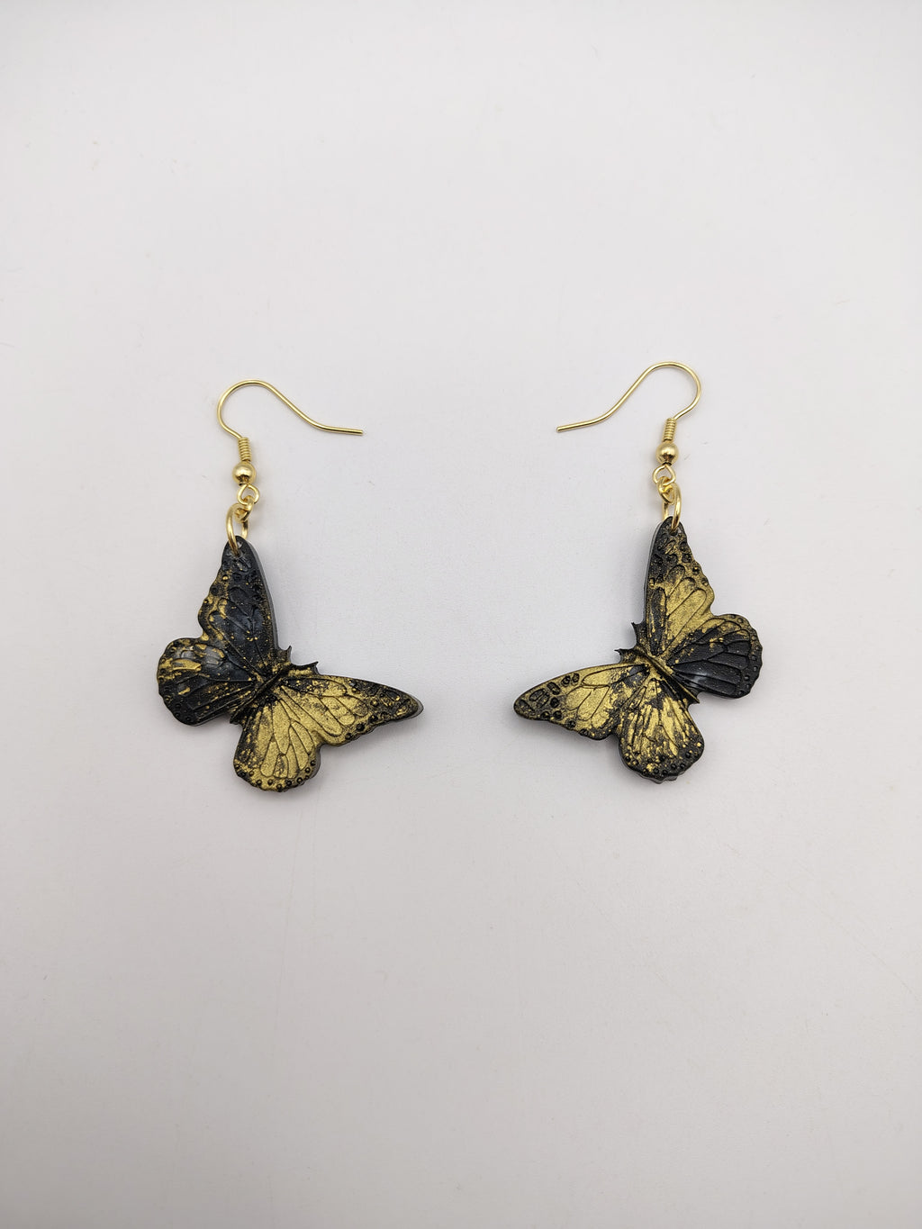 Boucles d’oreilles Papillon en résine époxy faites main – Bijou féerique artisanal