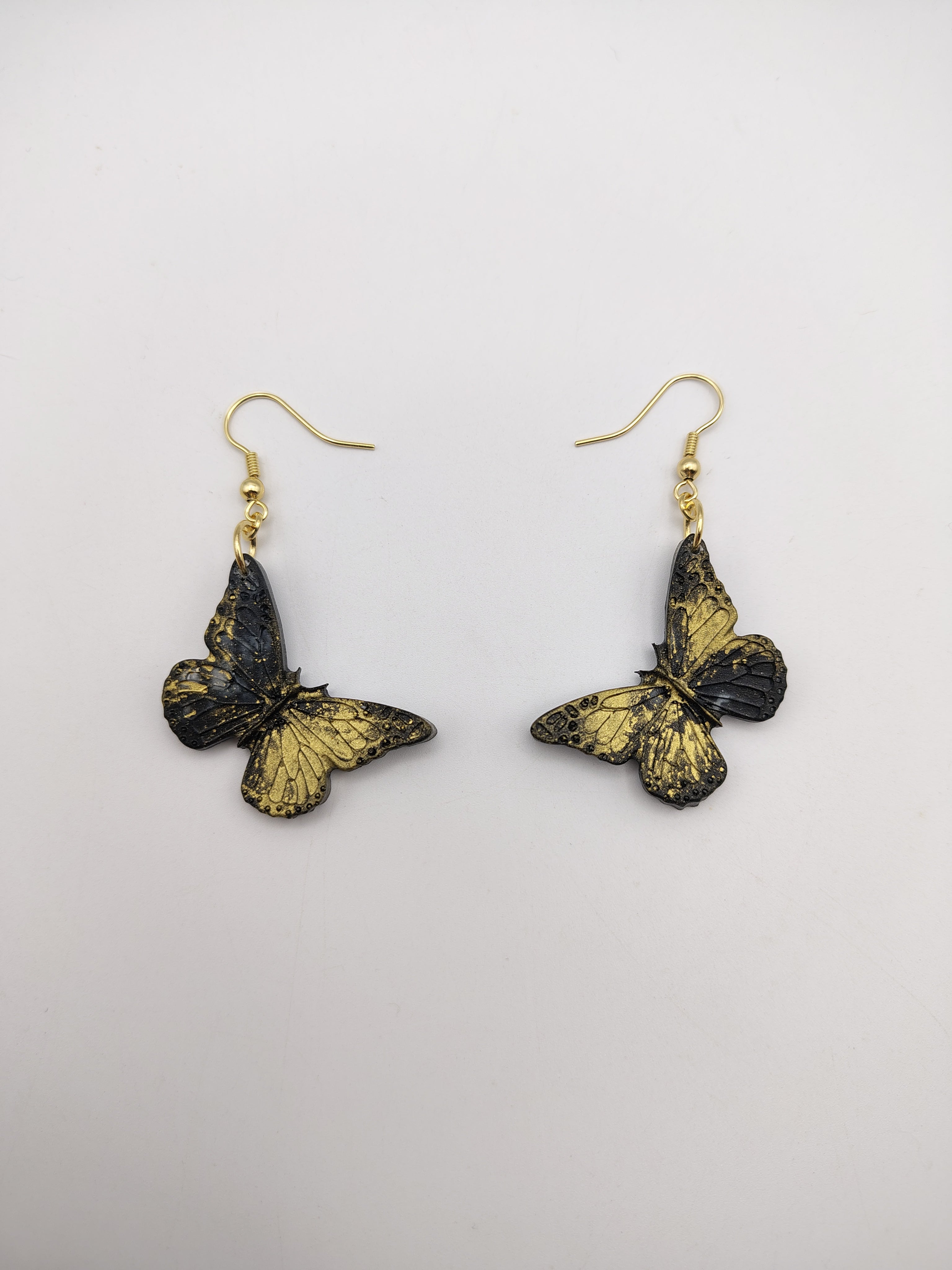 Boucles d’oreilles Papillon en résine époxy faites main – Bijou féerique artisanal