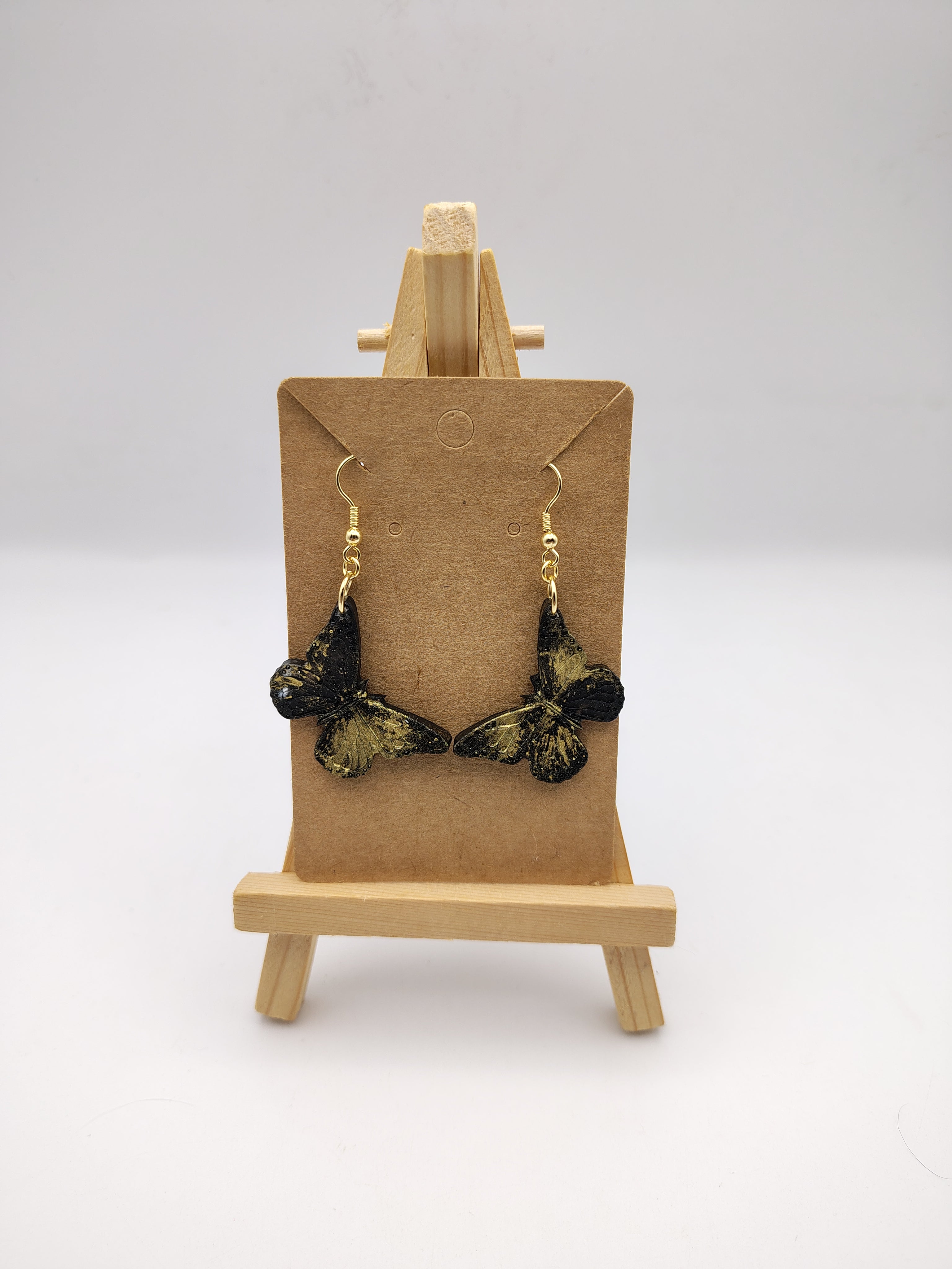 Boucles d’oreilles Papillon en résine époxy faites main – Bijou féerique artisanal