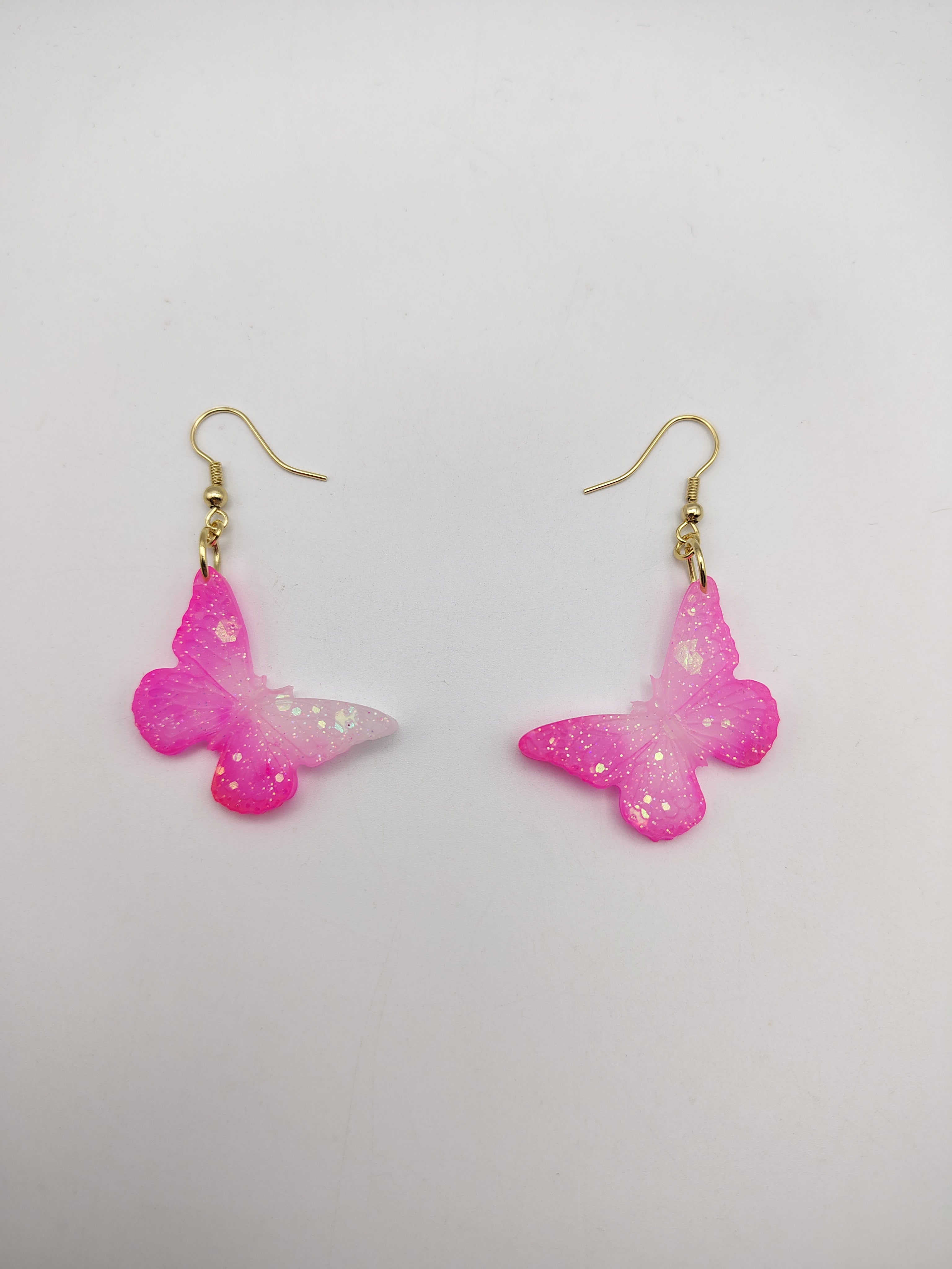 Boucles d’oreilles Papillon en résine époxy faites main – Bijou féerique artisanal