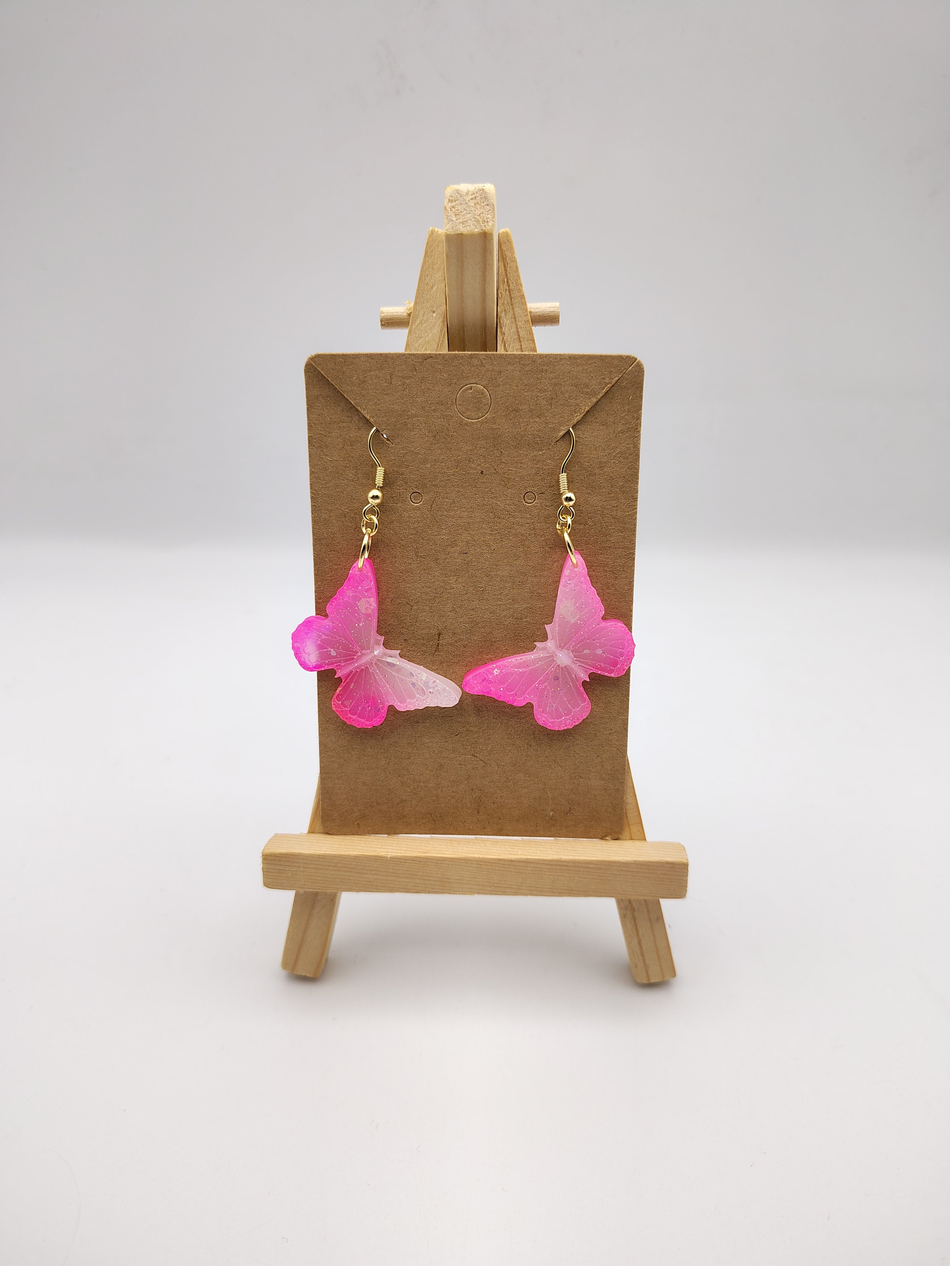 Boucles d’oreilles Papillon en résine époxy faites main – Bijou féerique artisanal