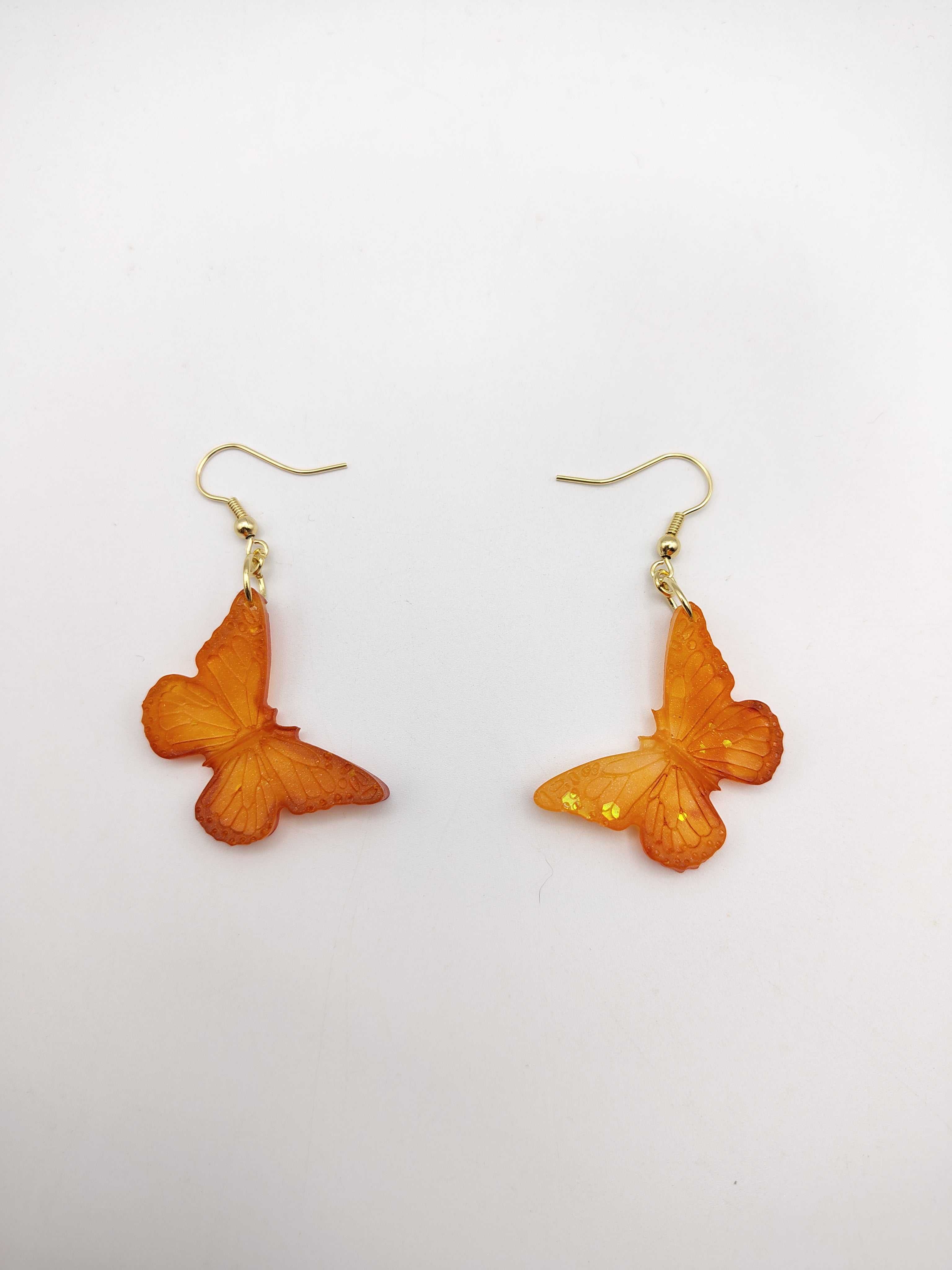 Boucles d’oreilles Papillon en résine époxy faites main – Bijou féerique artisanal