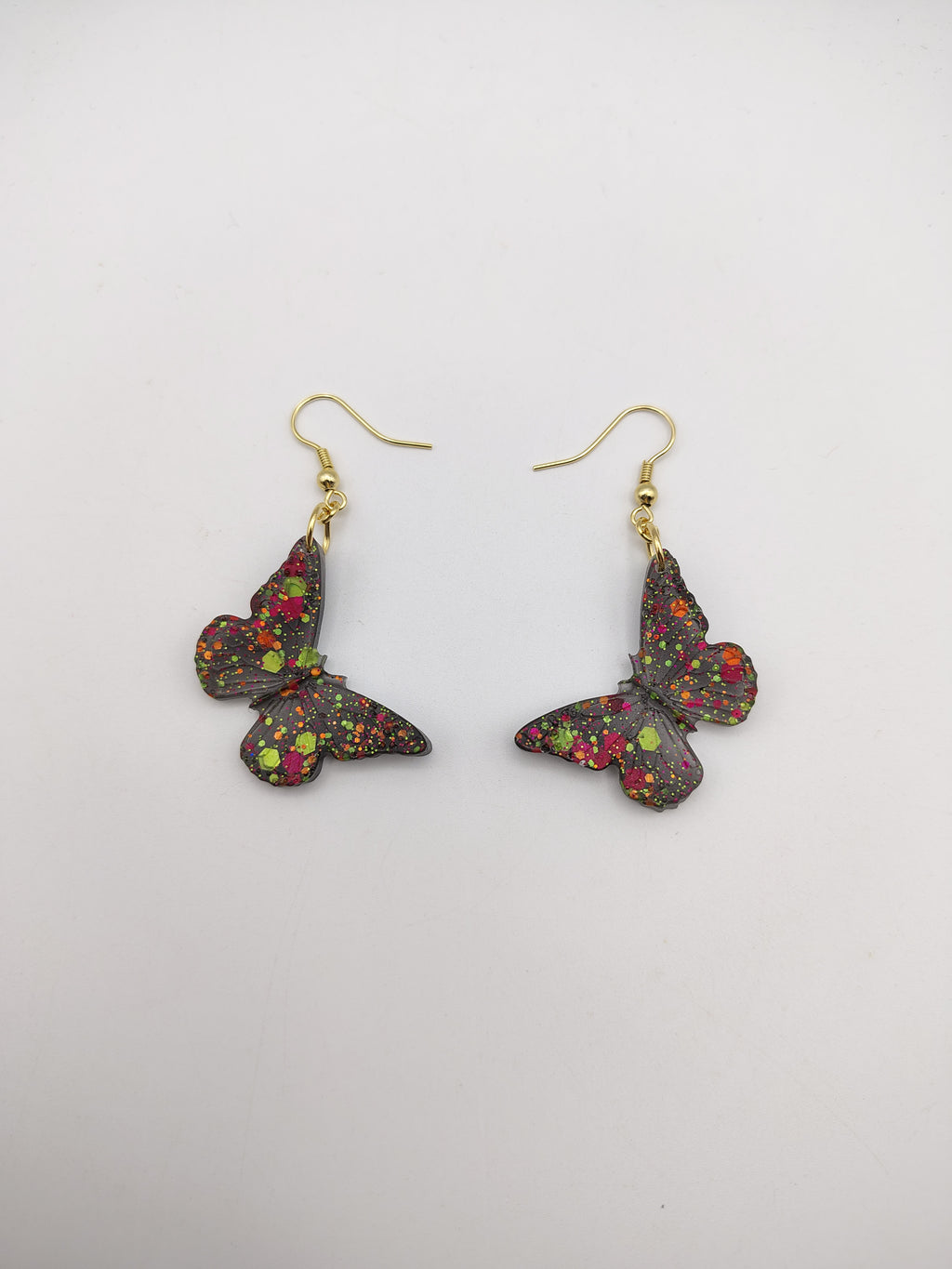 Boucles d’oreilles Papillon en résine époxy faites main – Bijou féerique artisanal