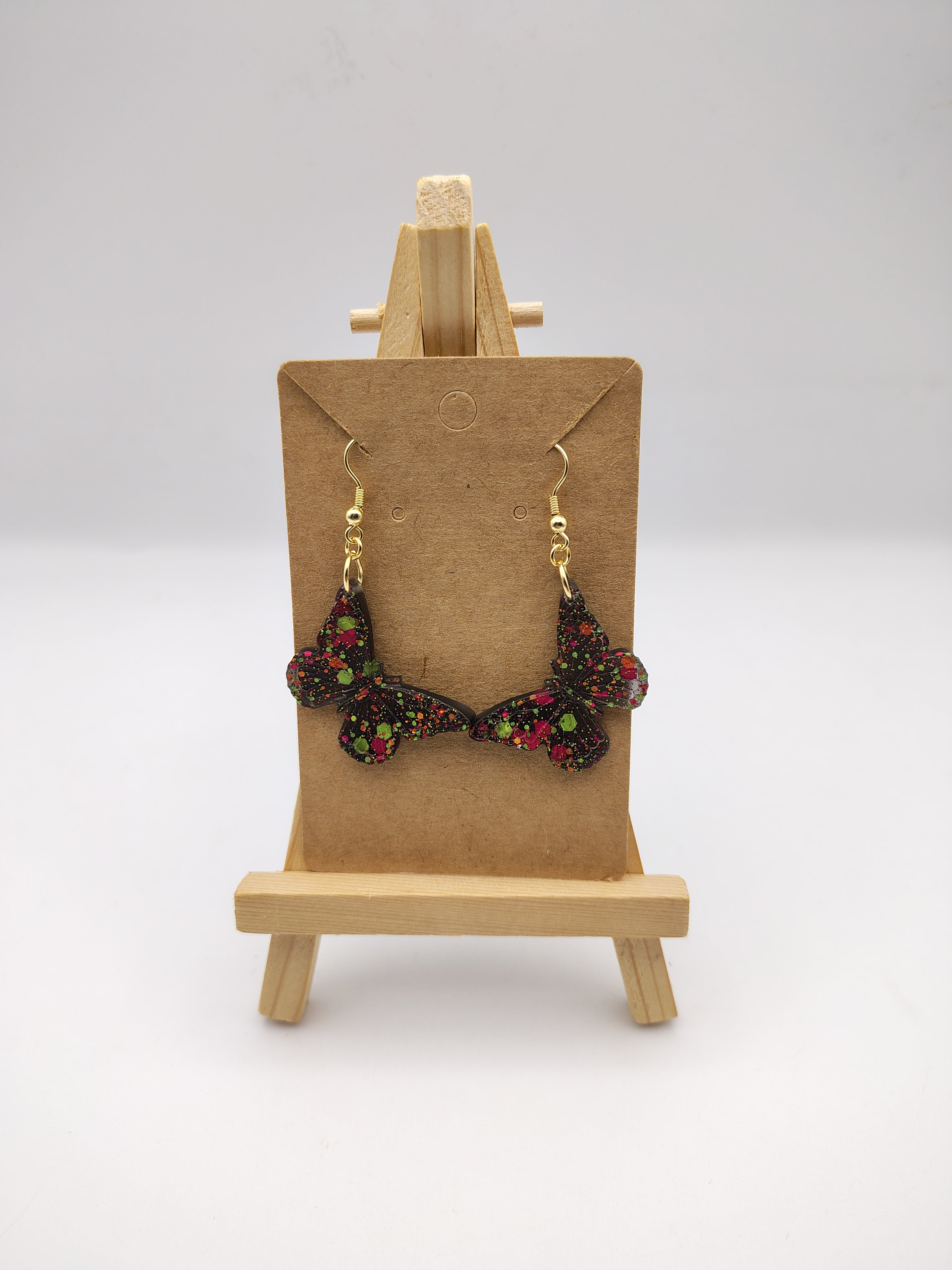 Boucles d’oreilles Papillon en résine époxy faites main – Bijou féerique artisanal